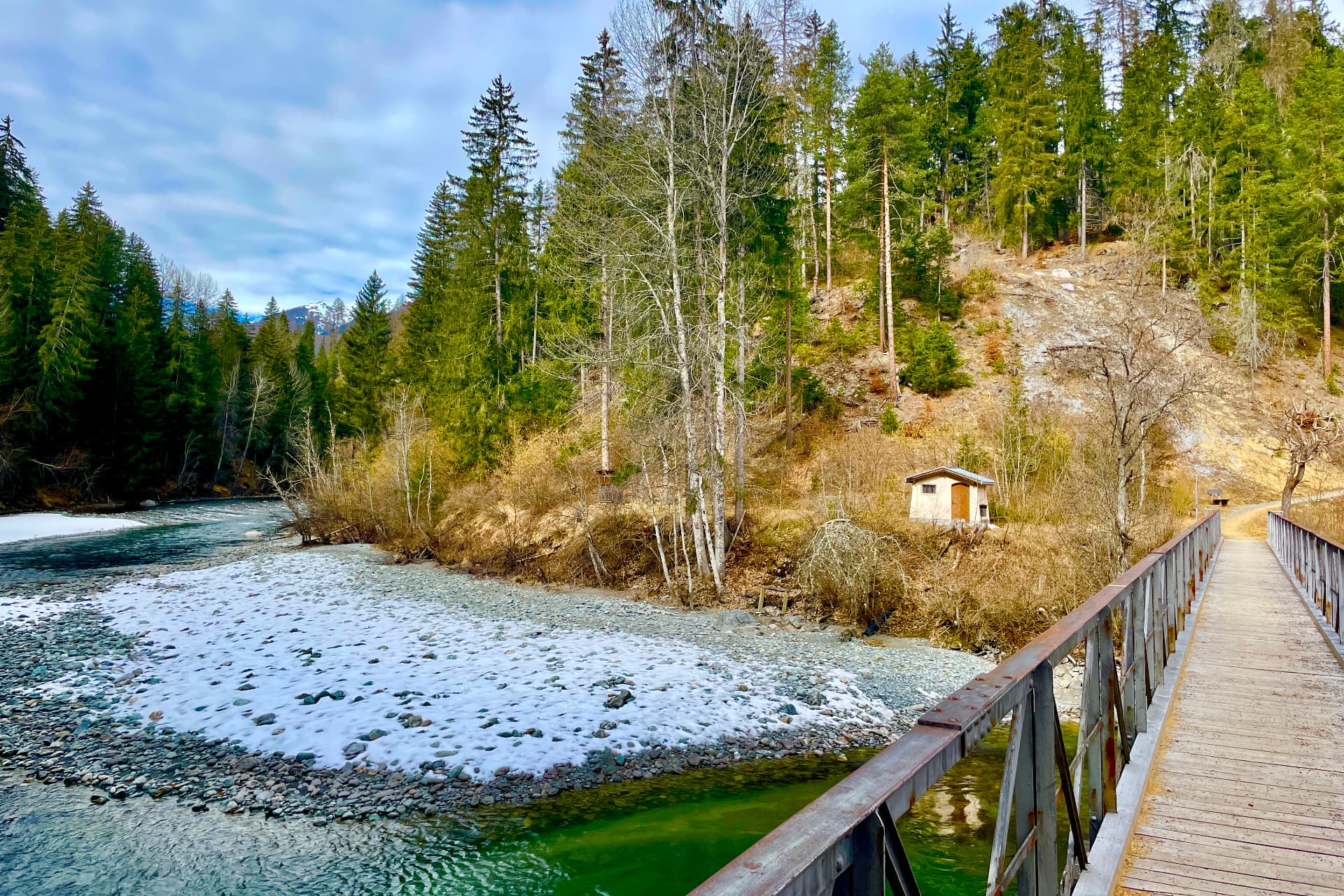 Blick von der Fussgängerbrücke über den Inn