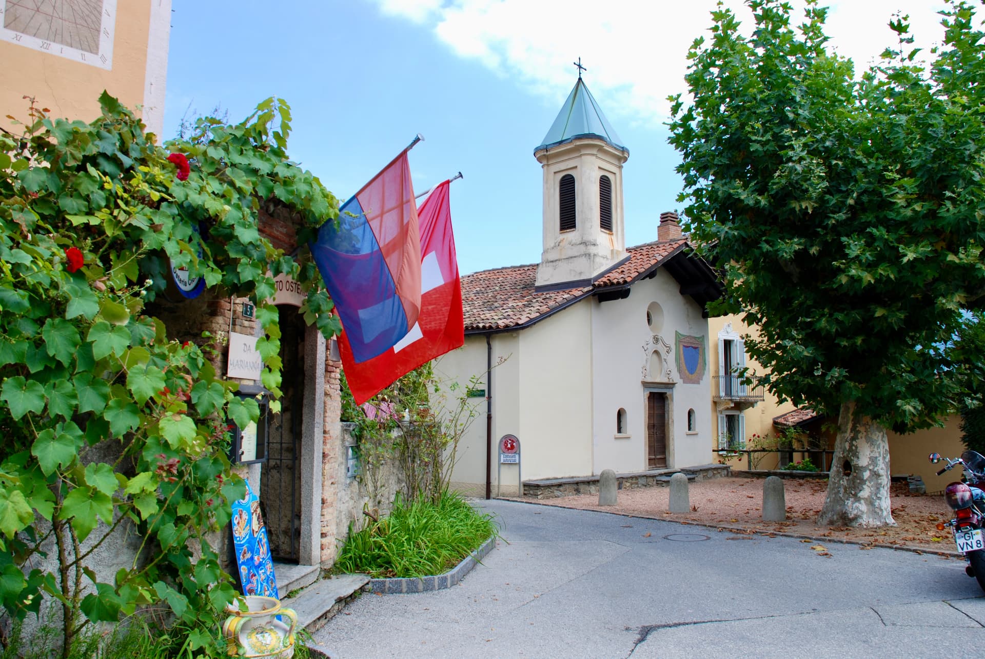 Oratorio mit Kirchturm und Tessiner Fahne