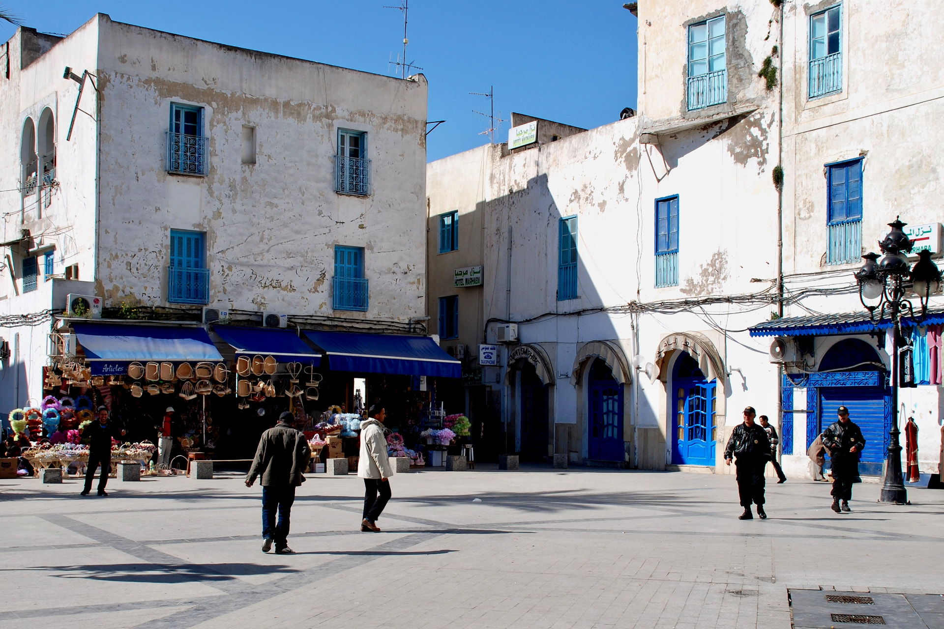 Platz am Rand der Medina mit Läden und blauen Türen