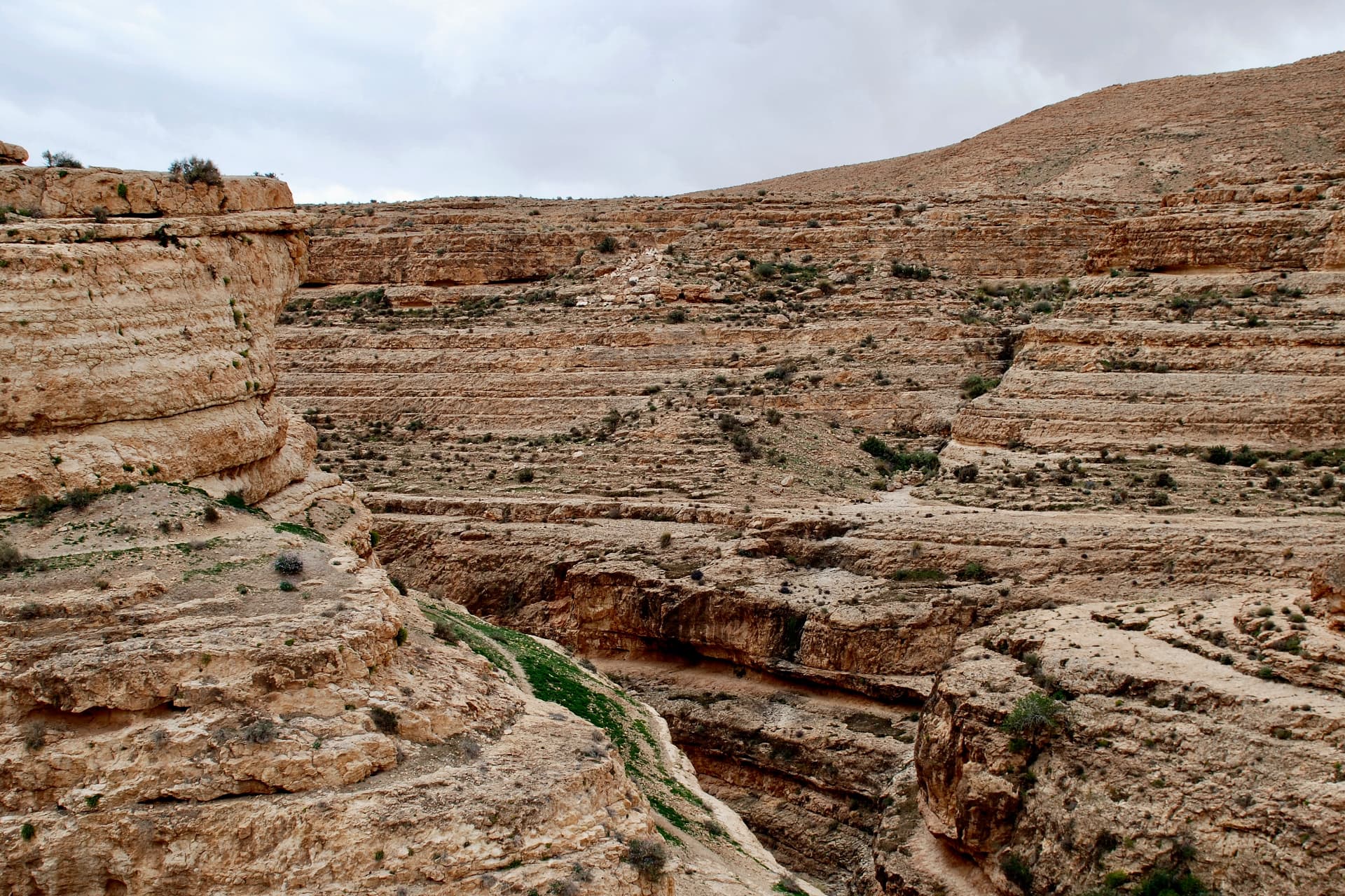 Weitblick über die terrassenförmig erodierten Felsstufen der Mides-Schlucht