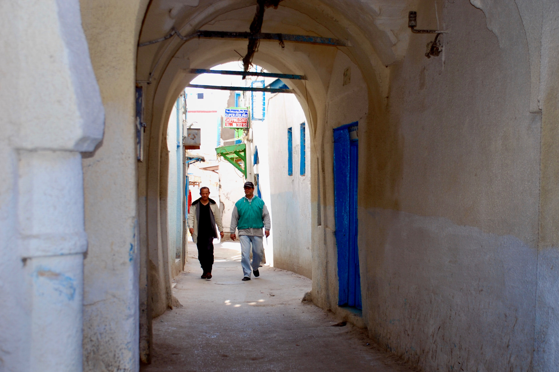 Gewölbter Durchgang in einer Gasse der Medina