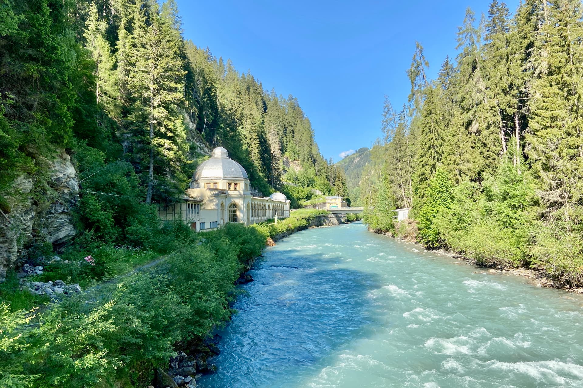 Das Quellhaus von Bad Scuol am Ufer des Inns
