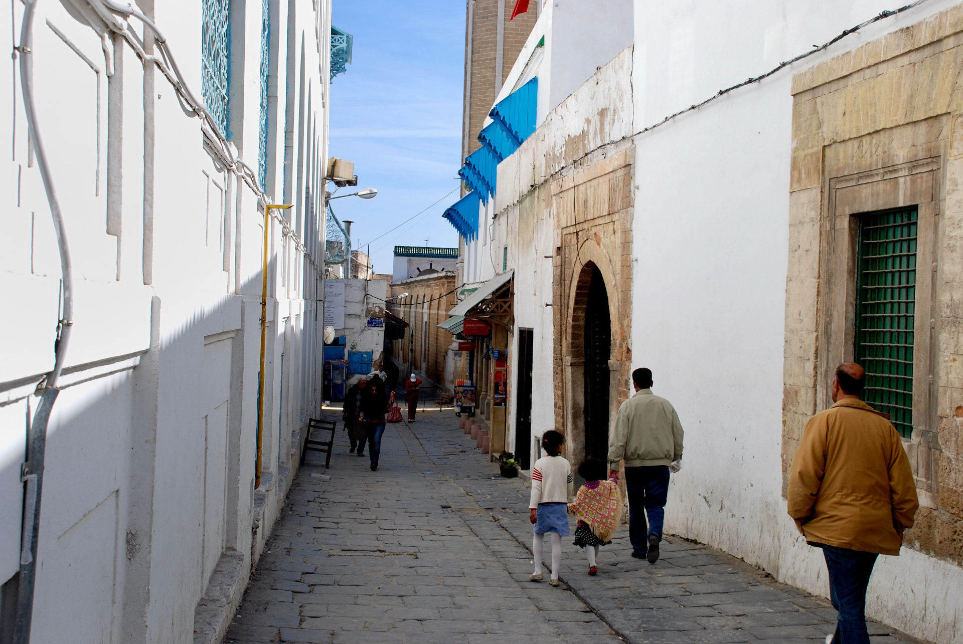 Gasse in der Medina mit altem Stadttor
