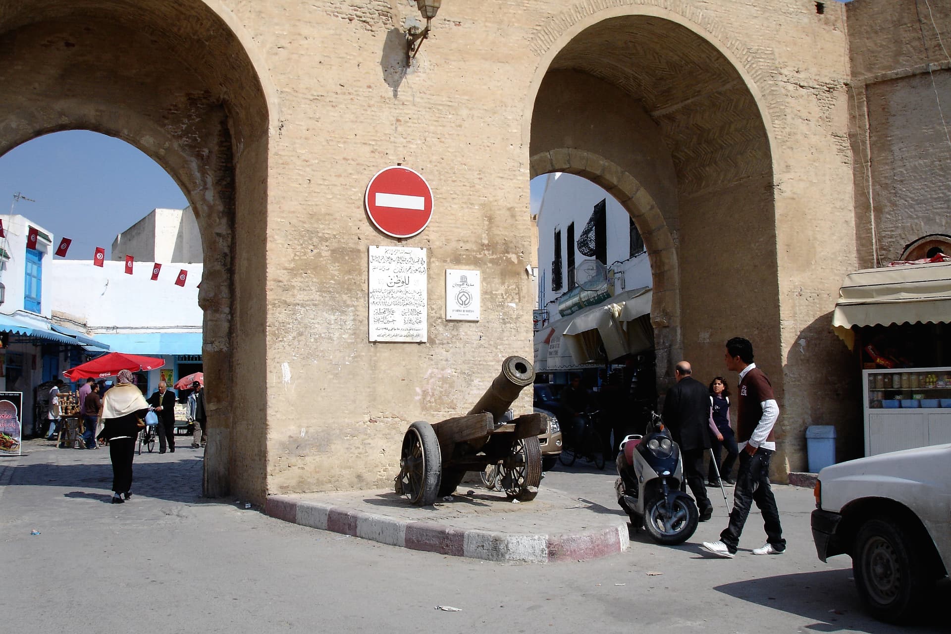 Historisches Stadttor mit alter Kanone