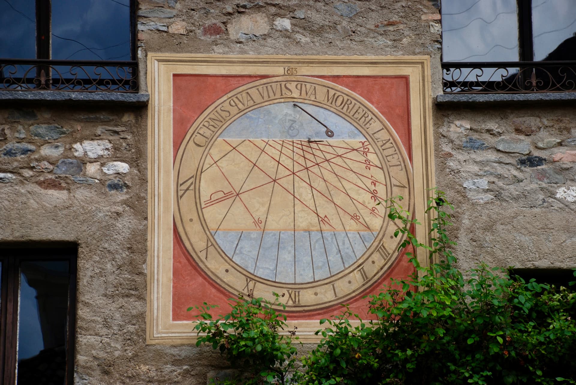 Historische Sonnenuhr von 1813 an einer Natursteinmauer