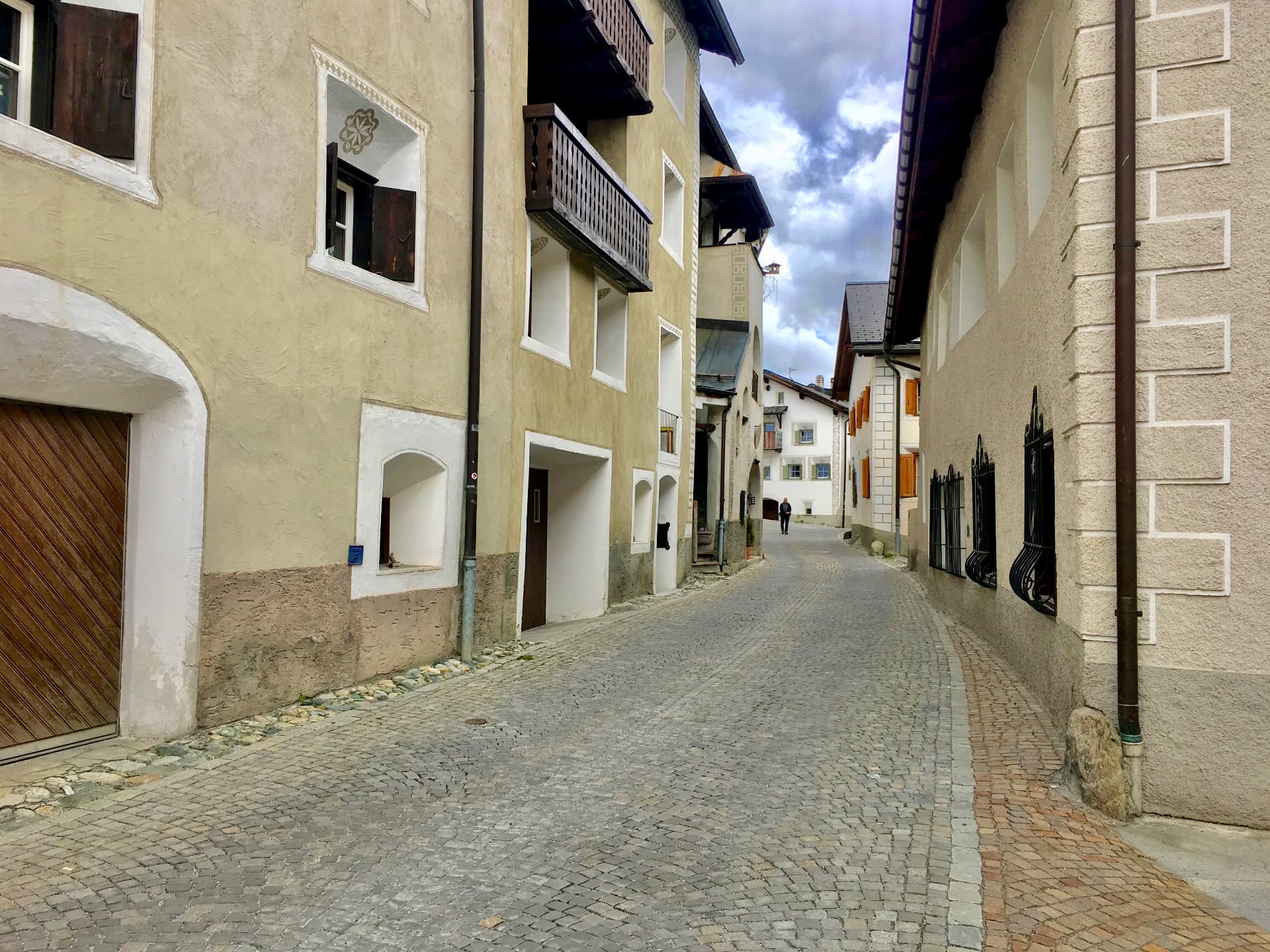Kopfsteingasse durch den historischen Dorfkern