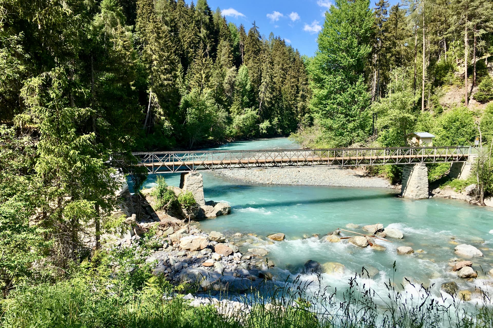 Fussgängerbrücke über das türkisfarbene Wasser des Inns
