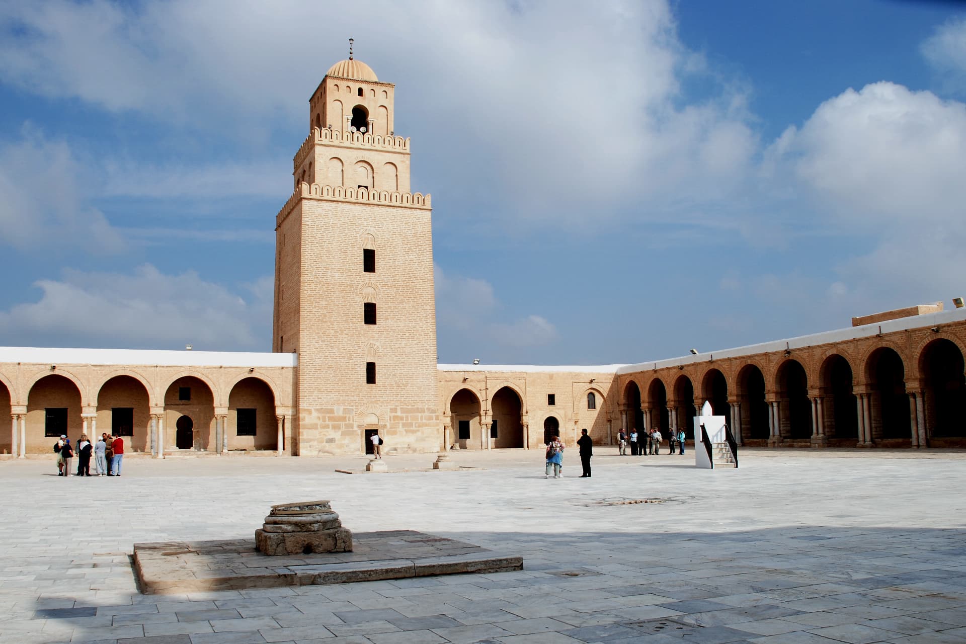 Hof und Minarett der Grossen Moschee