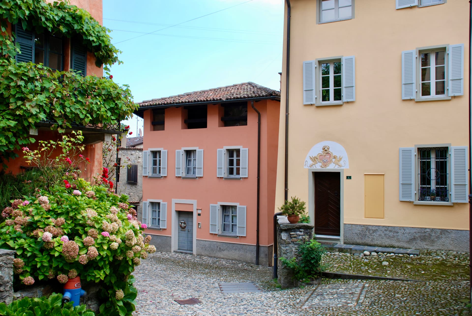 Farbenfrohe Häuserzeile in einem Tessiner Dorf
