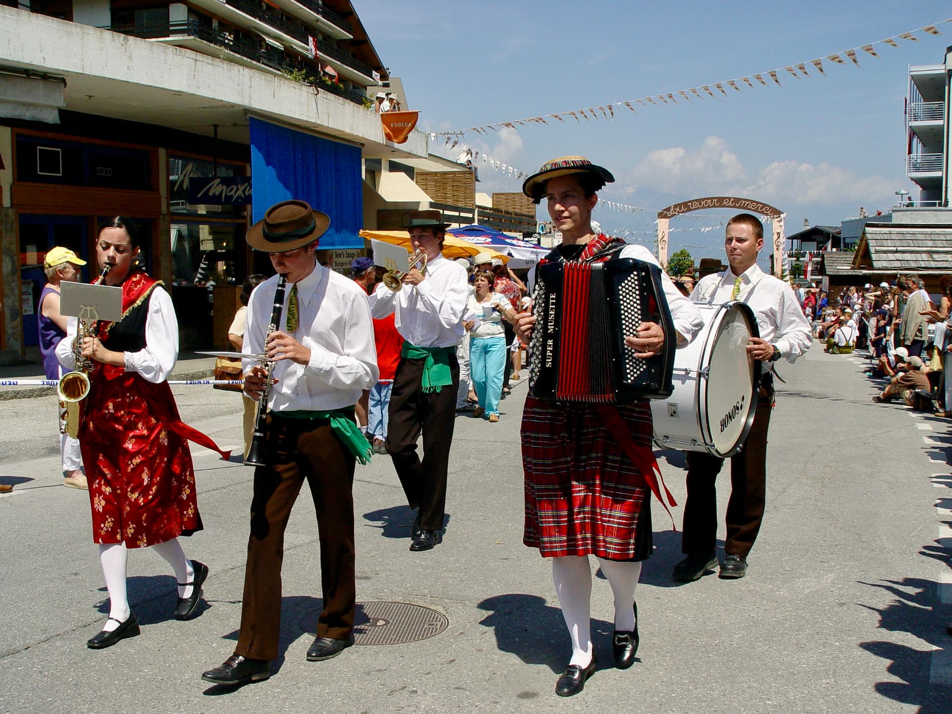 Trachtenmusik mit Akkordeon, Saxophon und Marschtrommel beim Vorbeimarsch