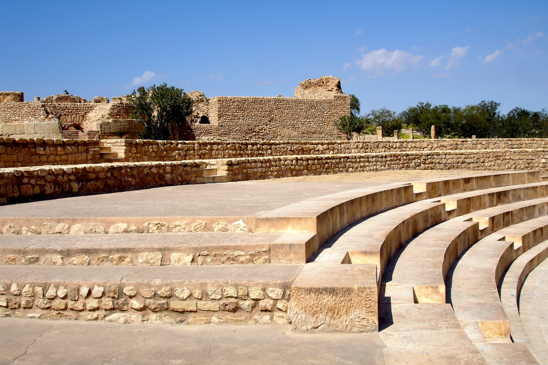 Halbrunde Sitzreihen des römischen Theaters