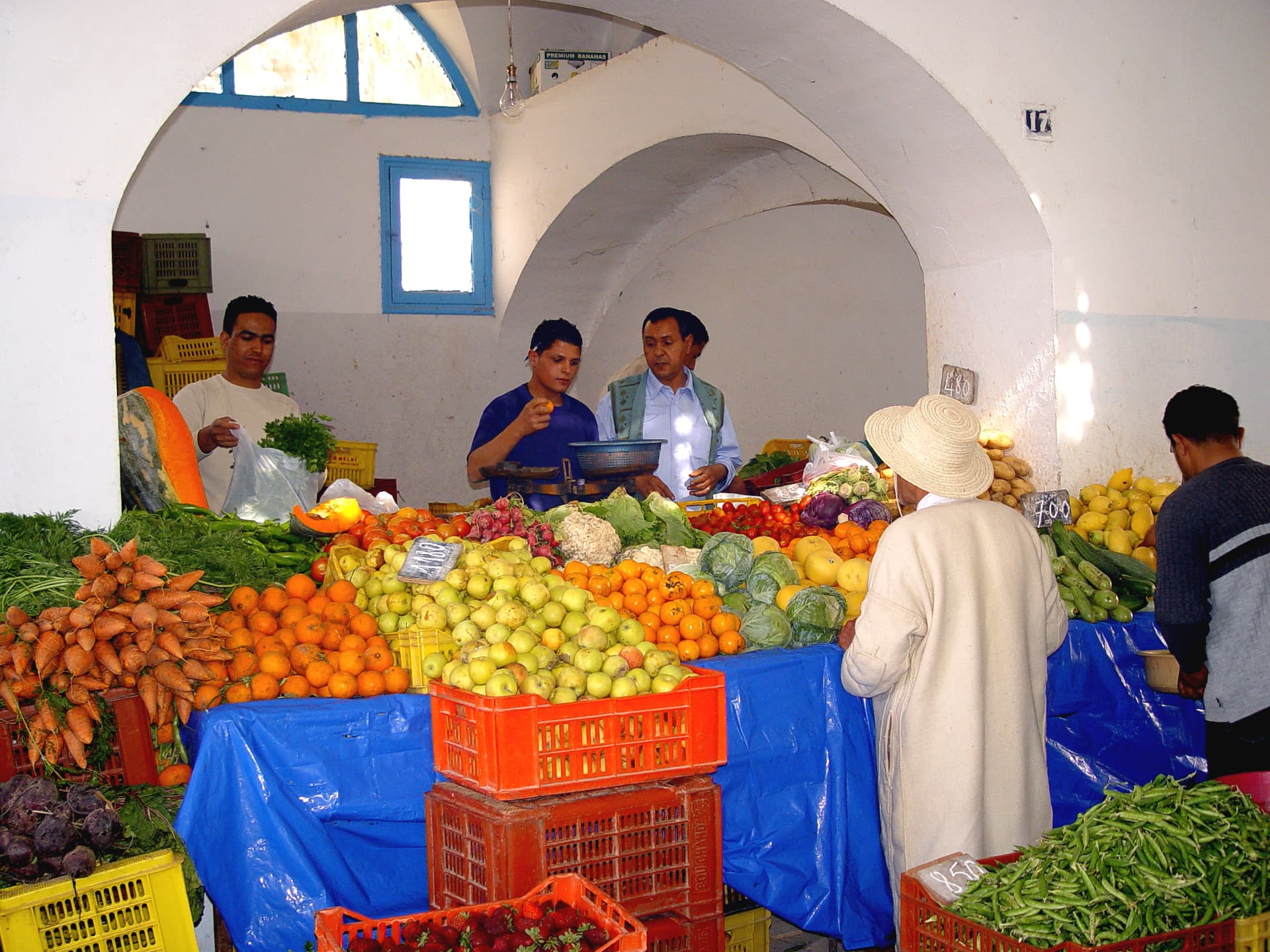 Frisches Obst und Gemüse unter blauer Plane