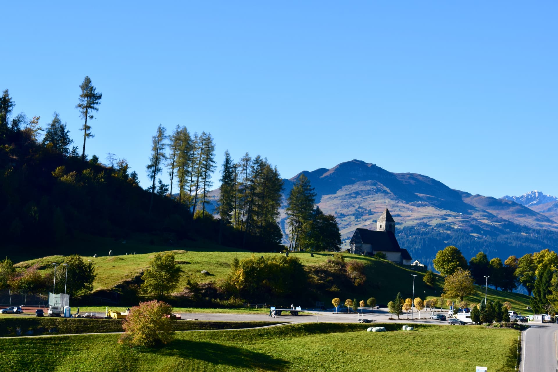 Blick auf die Kirche von Falera und die Berge
