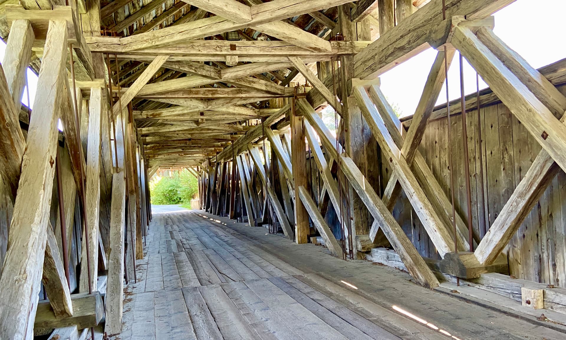 In der gedeckten Holzbrücke über den Inn