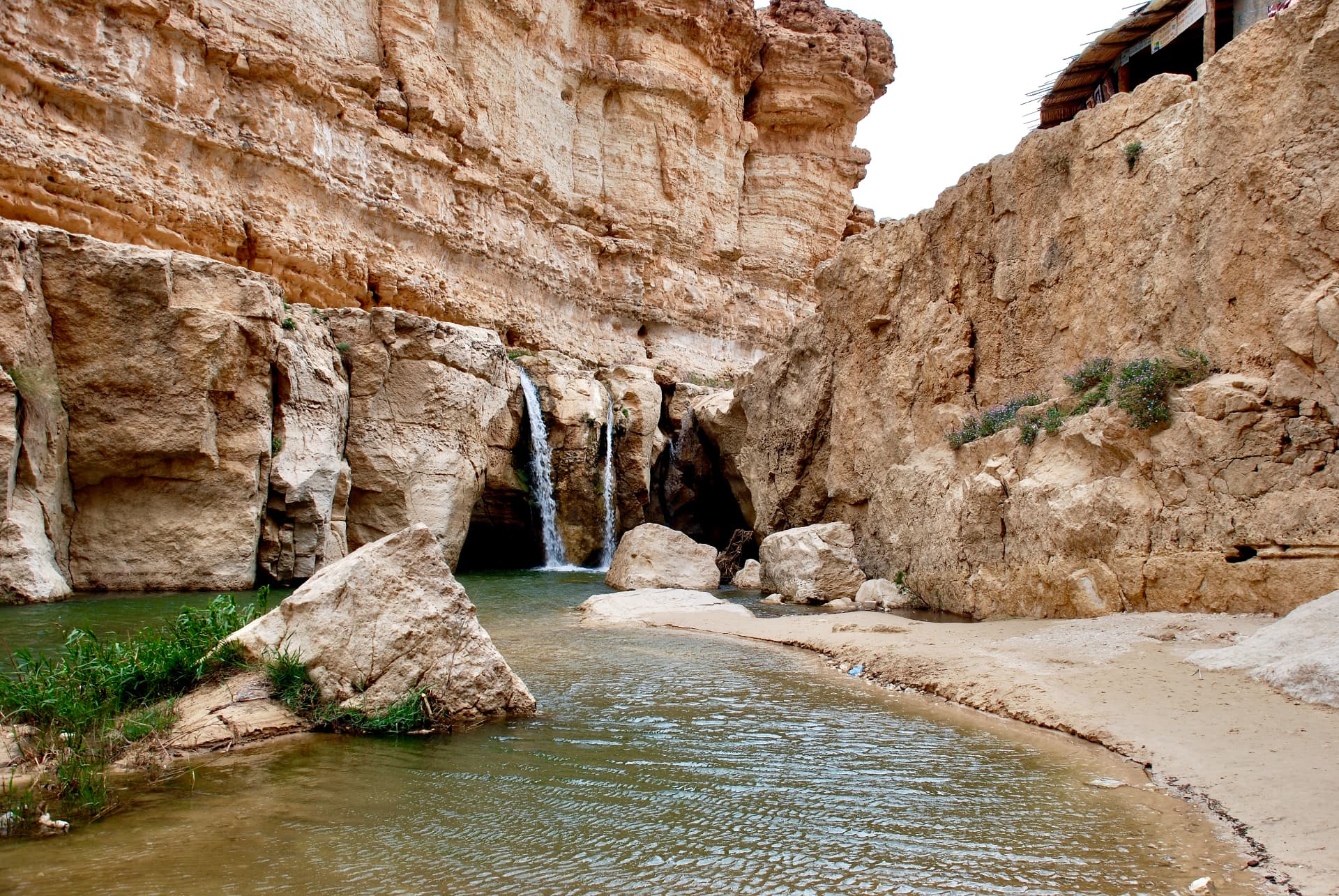 Wasserfall in der Sandsteinschlucht über einem ruhigen Becken