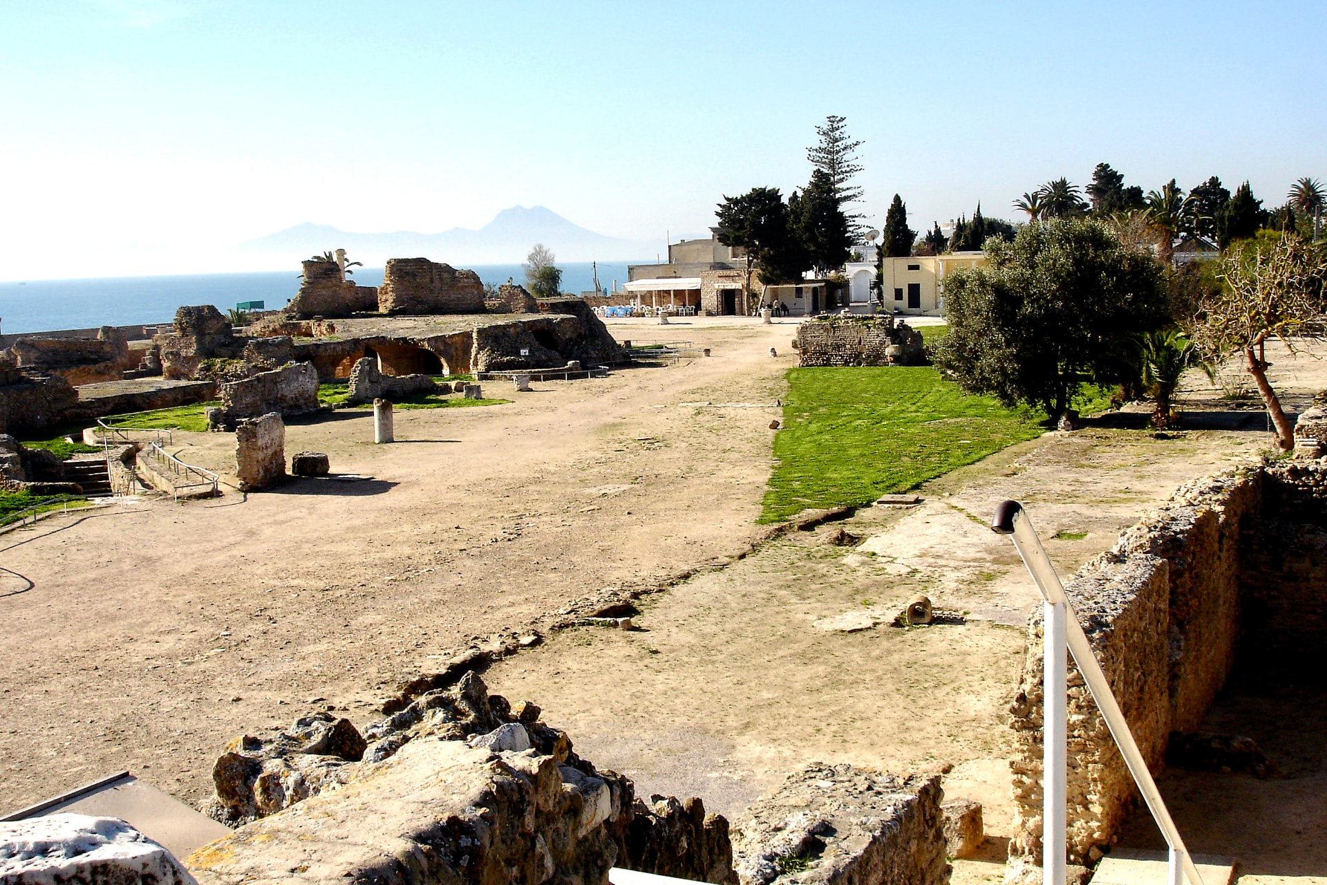 Panorama der Antoninus-Thermen am Mittelmeer