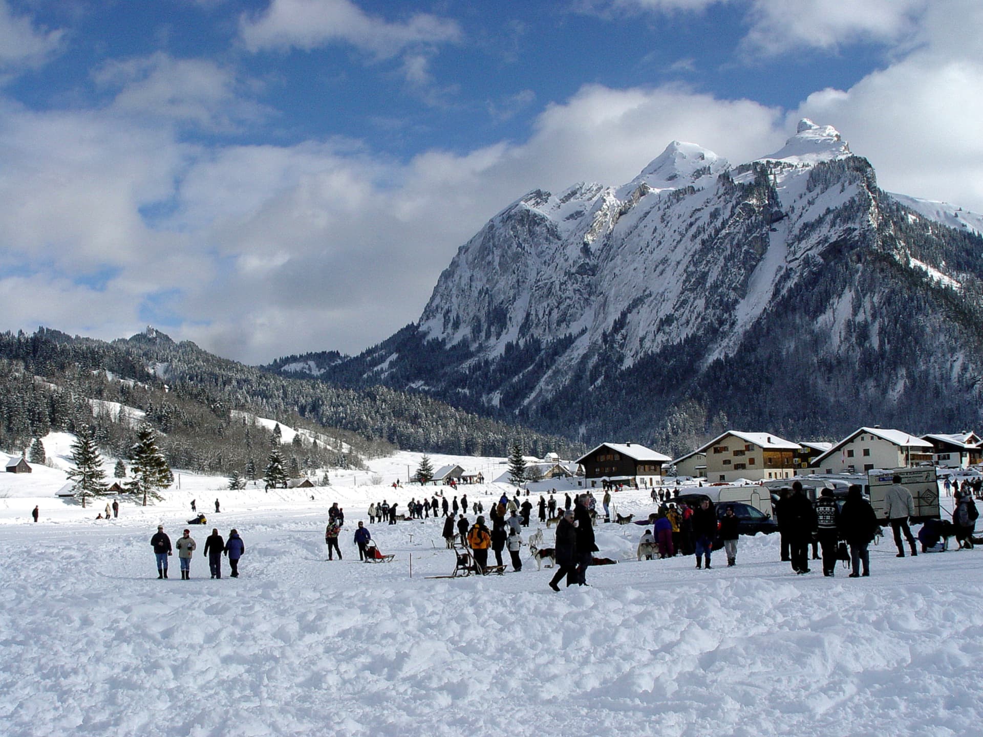 Rennplatz vor winterlicher Bergkulisse
