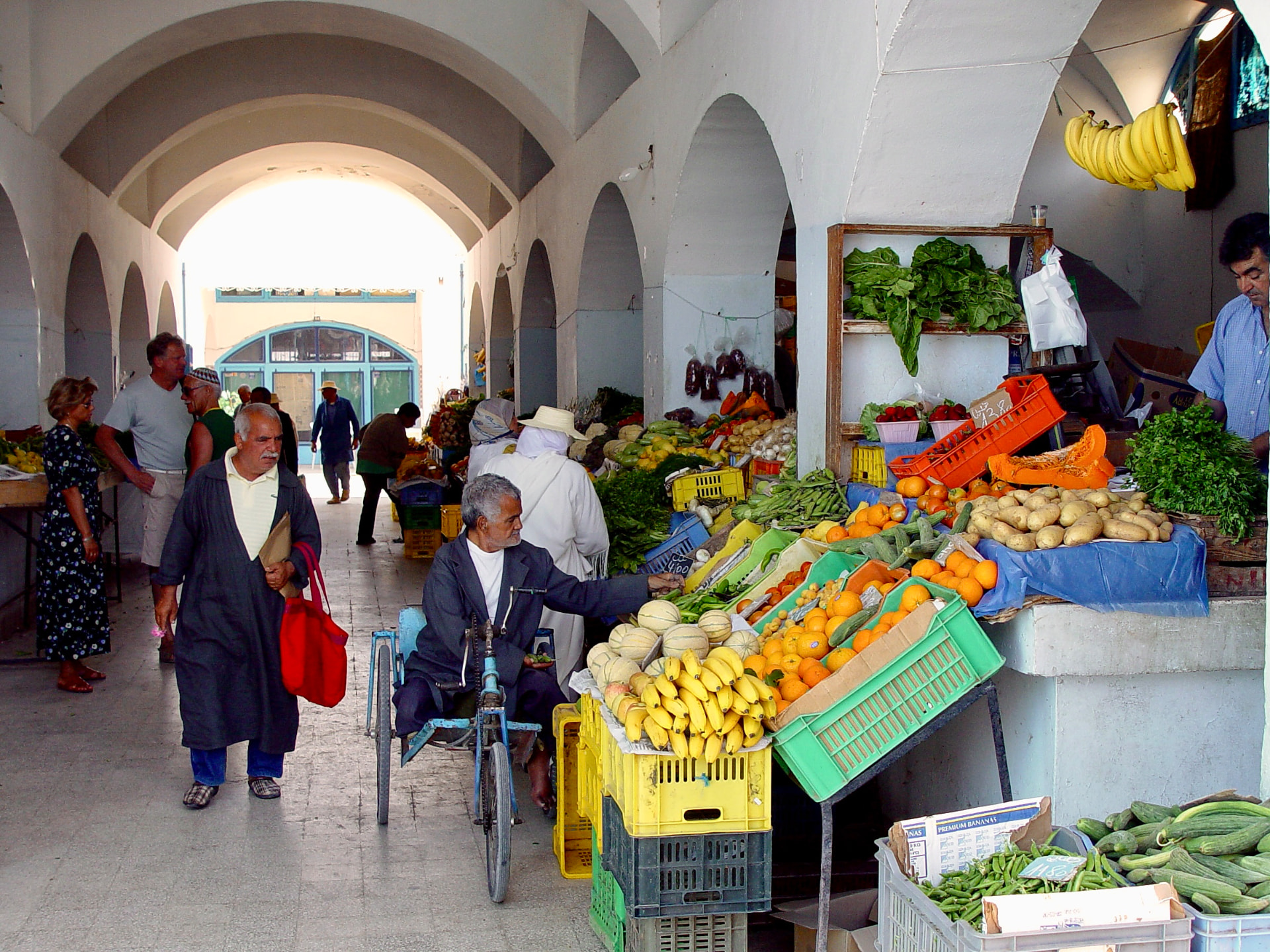 Bananenstauden über dem Marktgang
