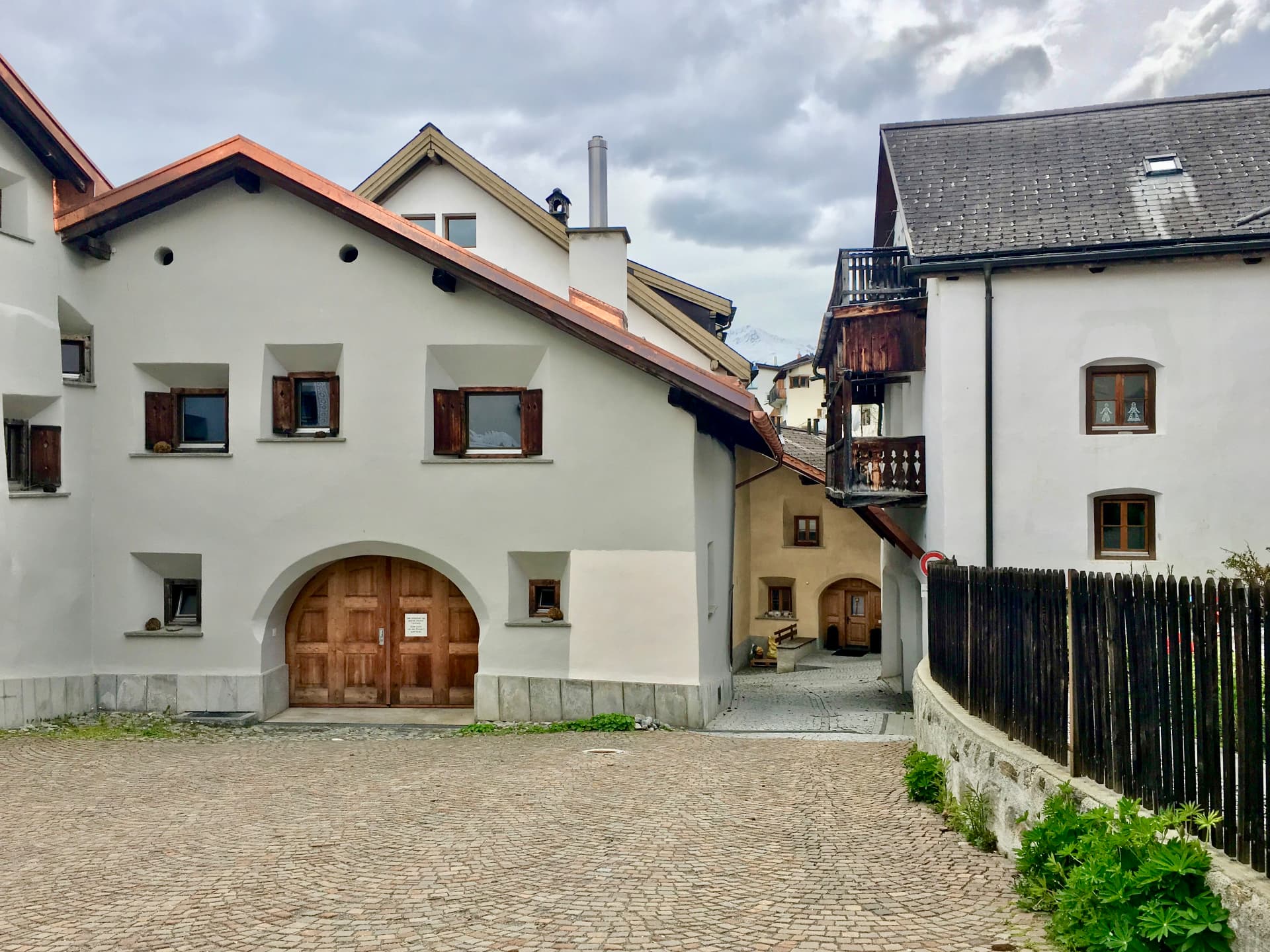 Traditionelle Häuser und ein hölzerner Balkon im alten Dorfteil