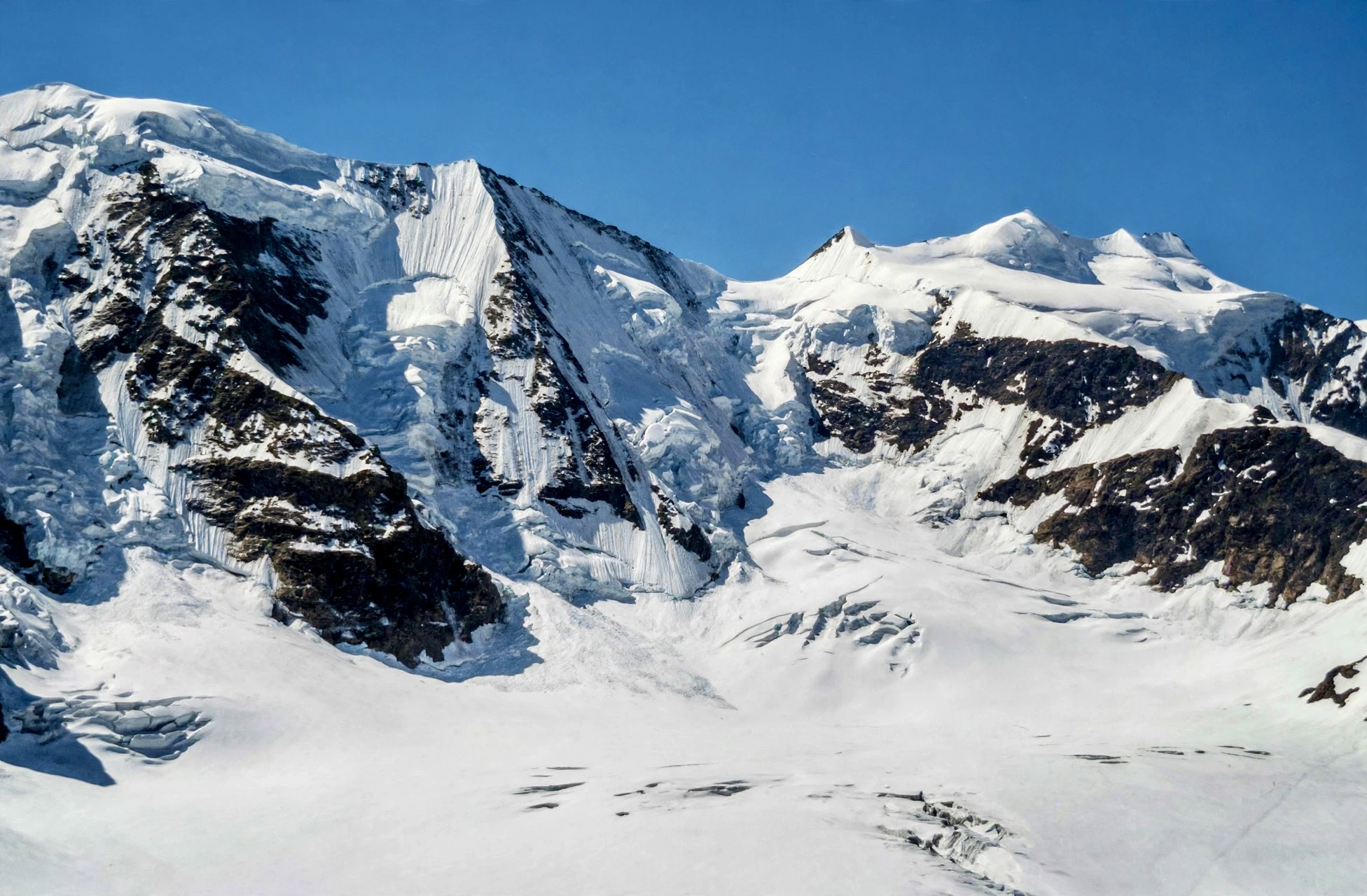 Steile Schneehänge und Couloirs in der hochalpinen Wand