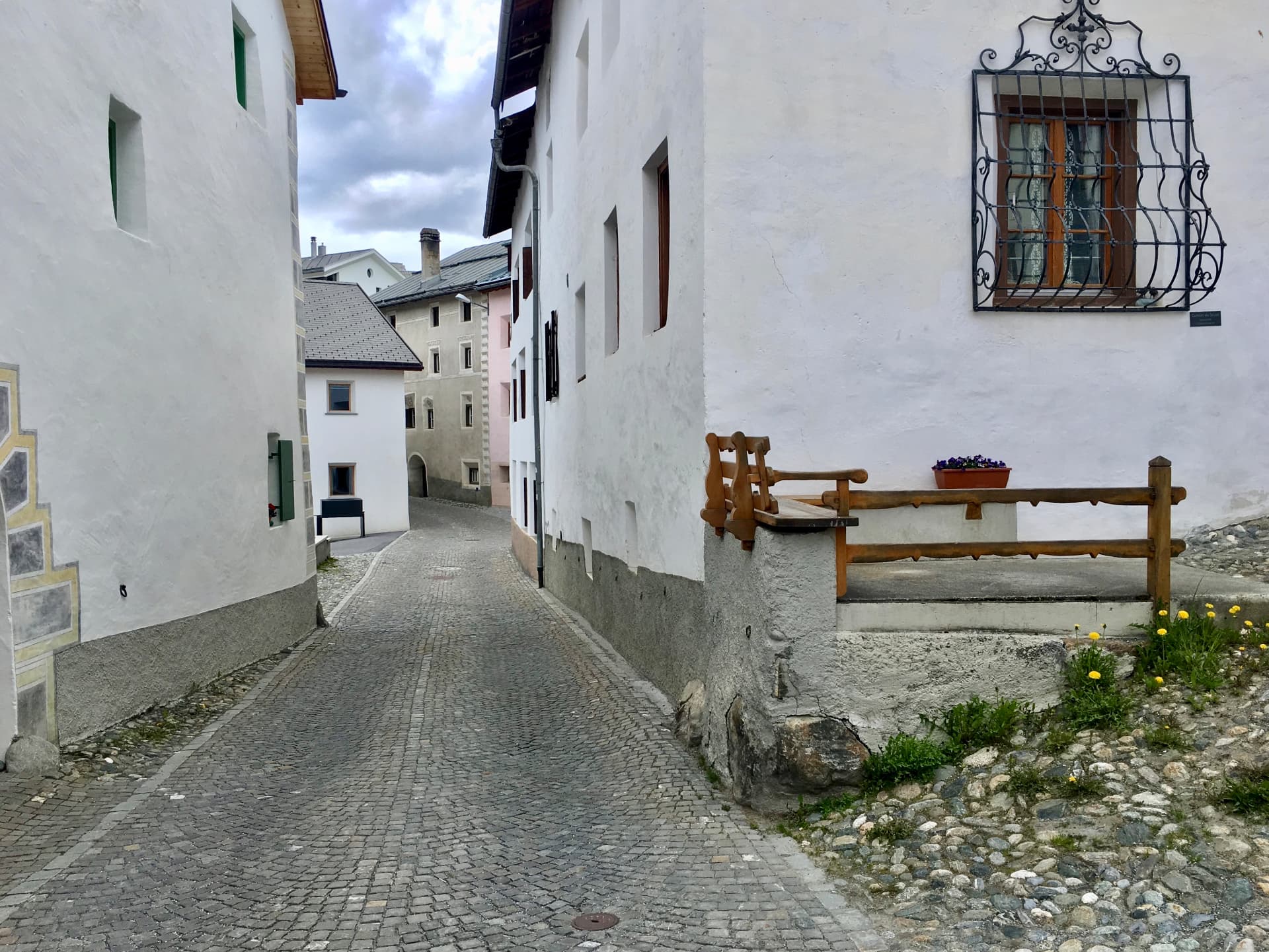 Stille Gasse mit schmiedeeisernem Fenstergitter