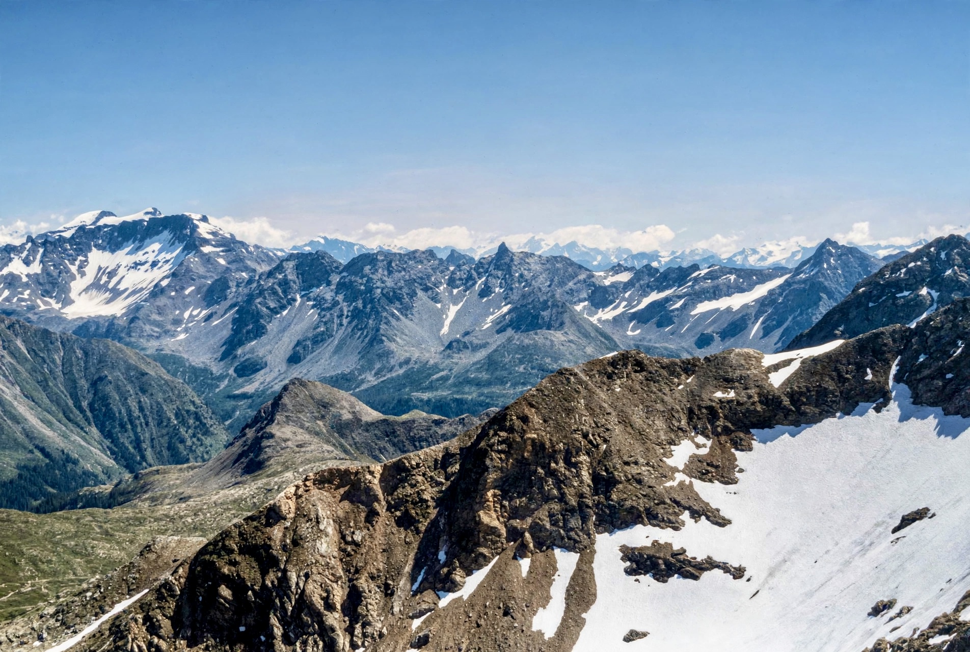 Weitblick über die Berninagruppe und die Talschaften