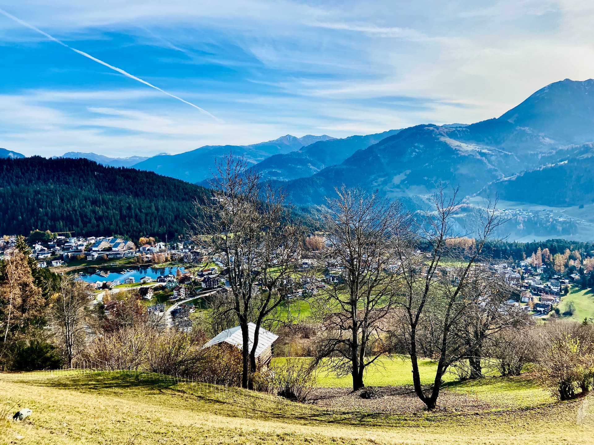 Blick über Laax und die umliegenden Berge