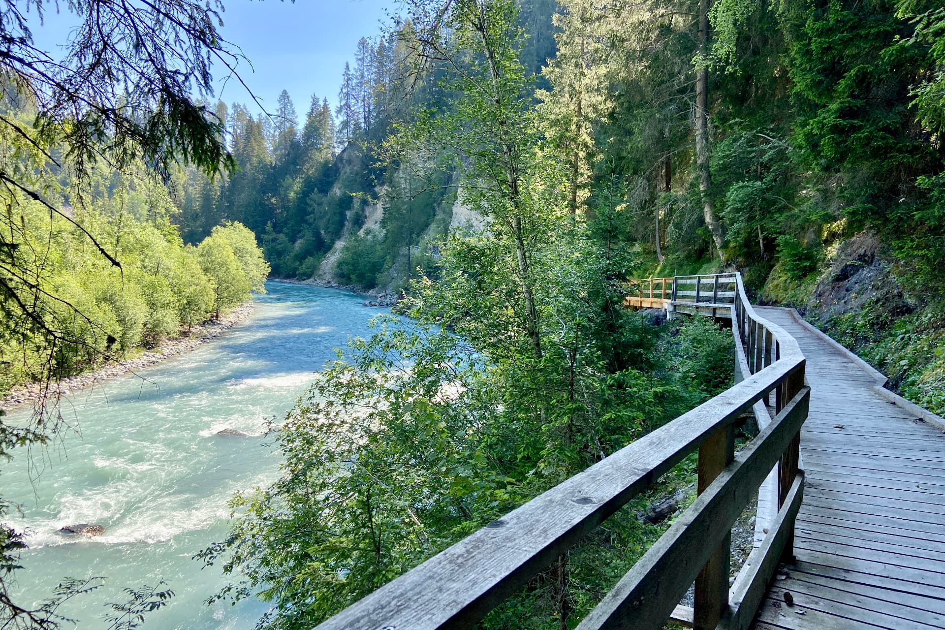 Der Innuferweg auf Holzstegen durch den Auwald