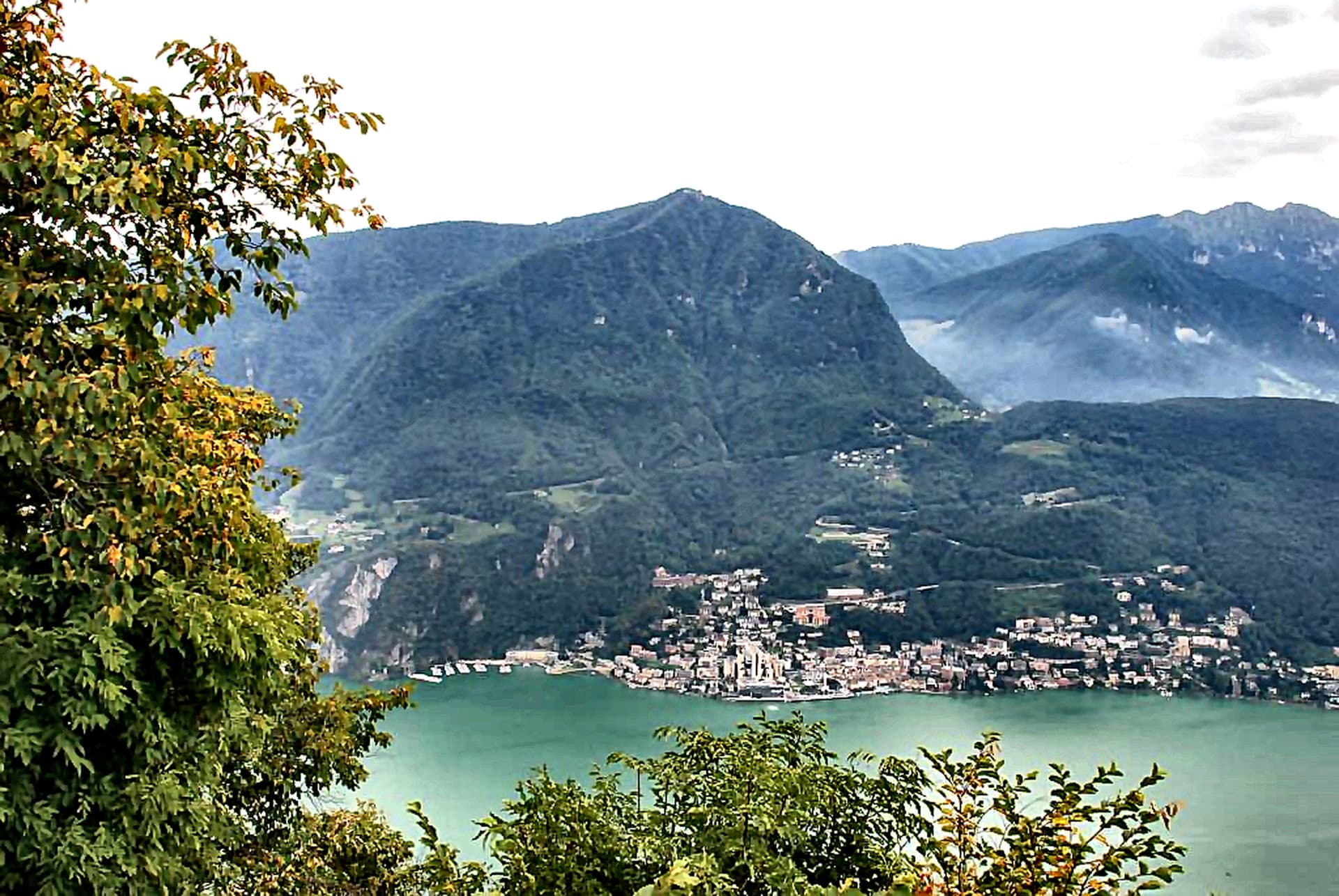 Blick auf einen Seeort am Luganersee
