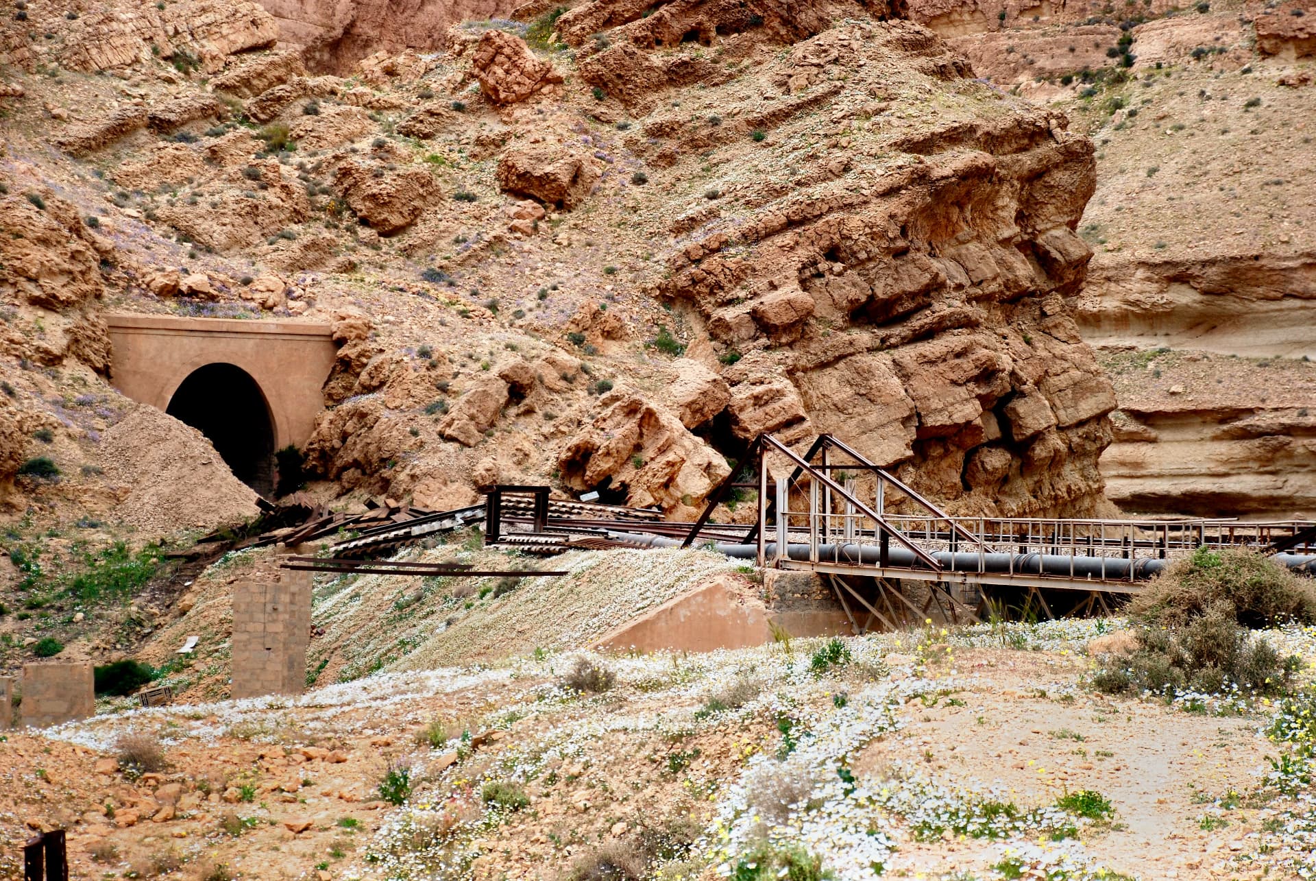 Gemauerter Tunnel und zerstörte Bahnbrücke in der Felsenschlucht