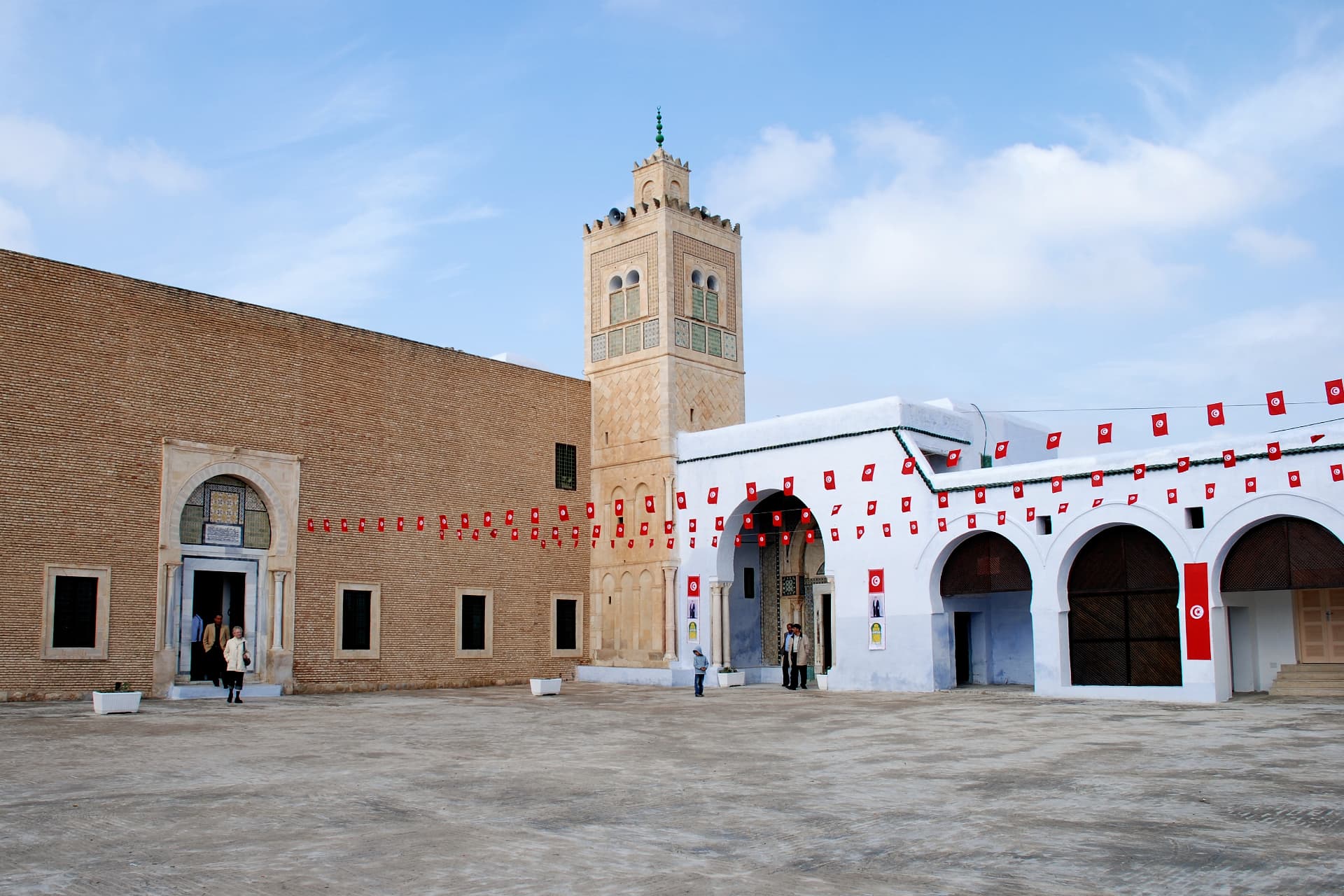 Flaggengeschmückter Platz mit Minarett
