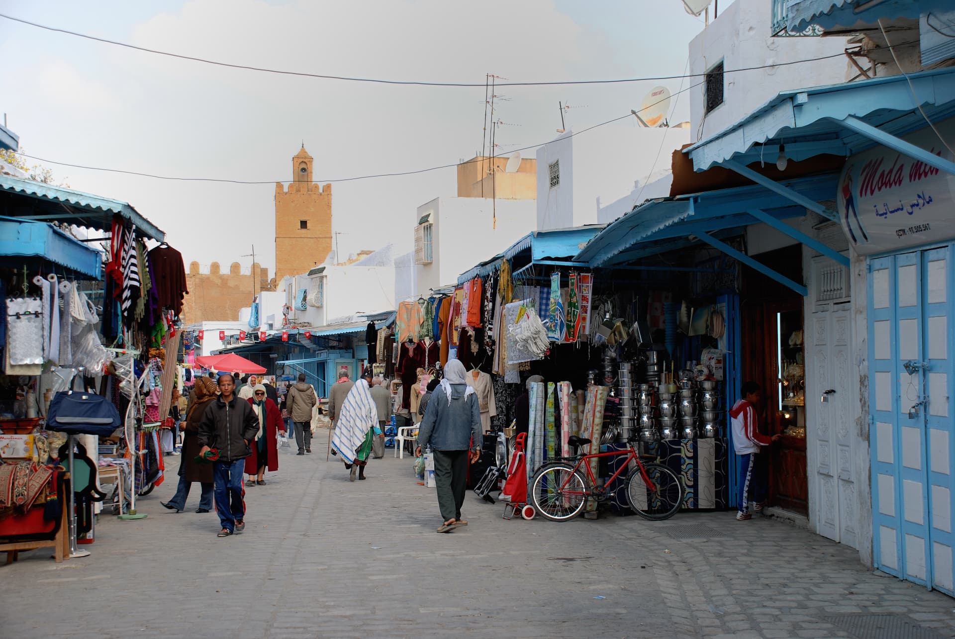 Souk-Gasse mit blauen Läden