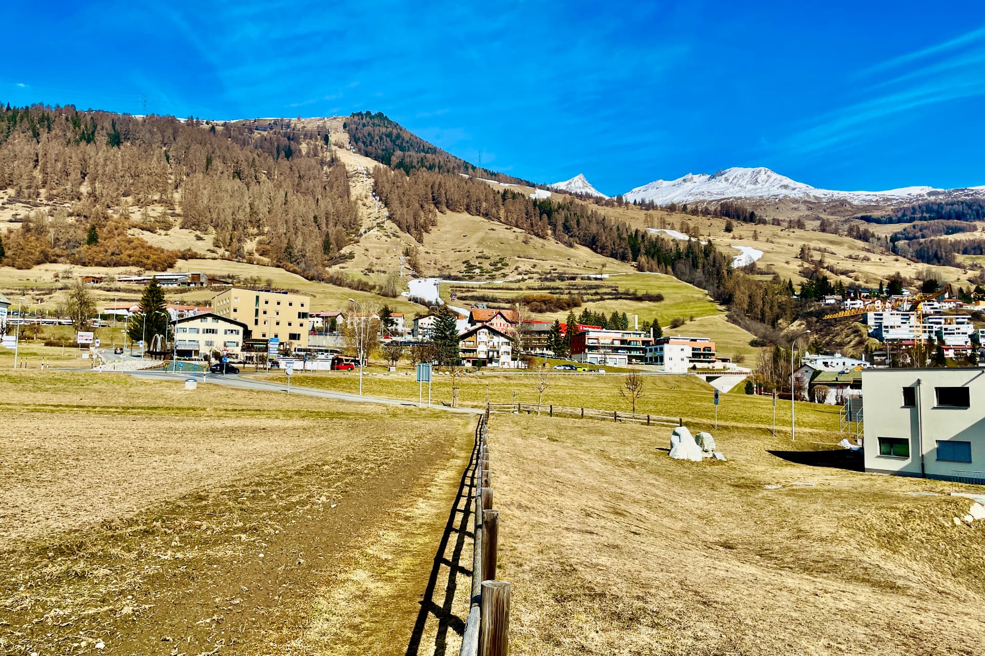 Aussicht Richtung Scuol mit Skipisten und Bergen