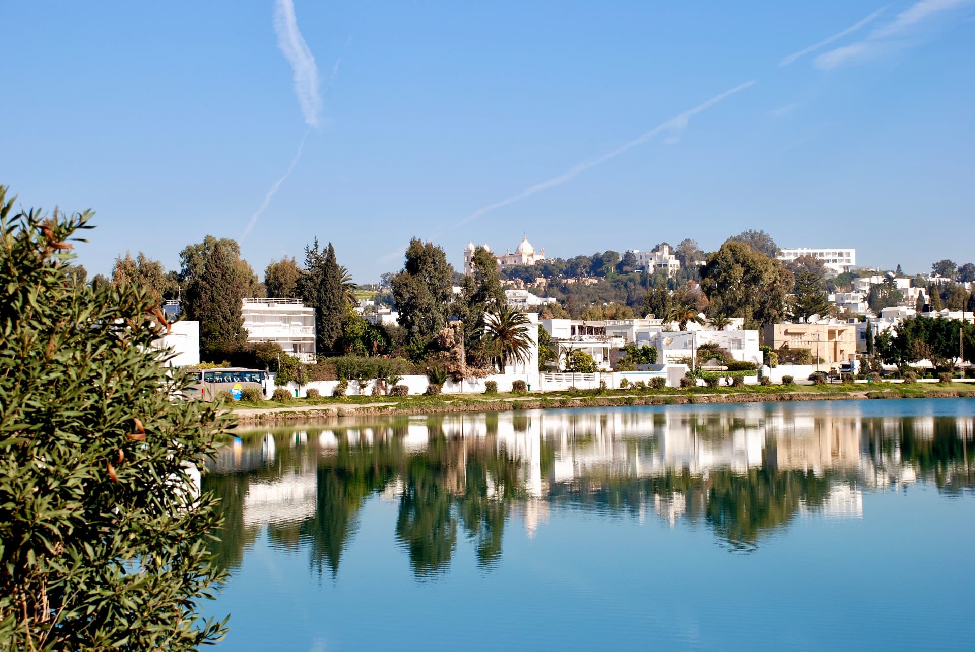 Blick über den See von Tunis hinauf zum Byrsa-Hügel