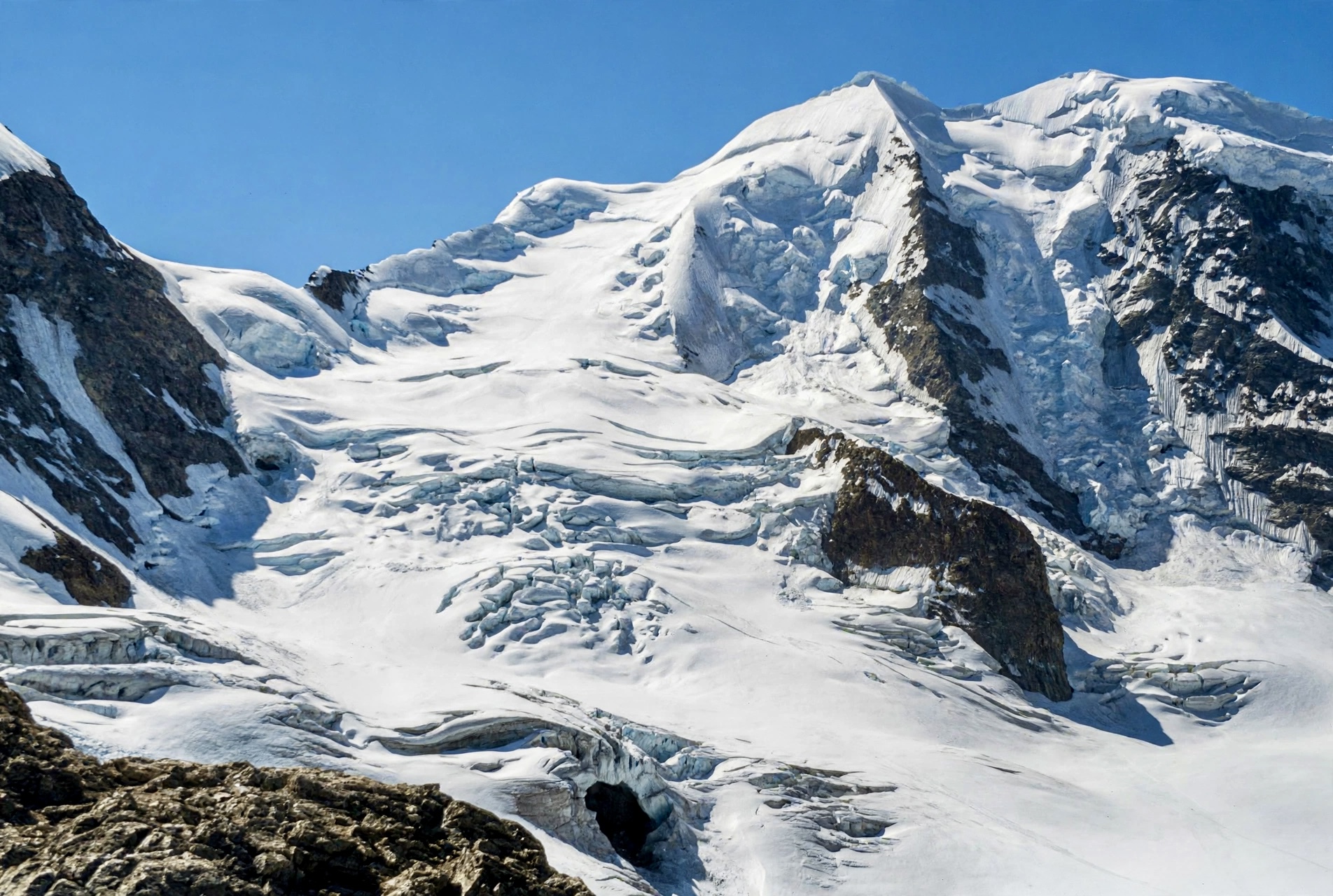 Zerrissene Gletscherlandschaft mit Eistürmen und Gletschertor