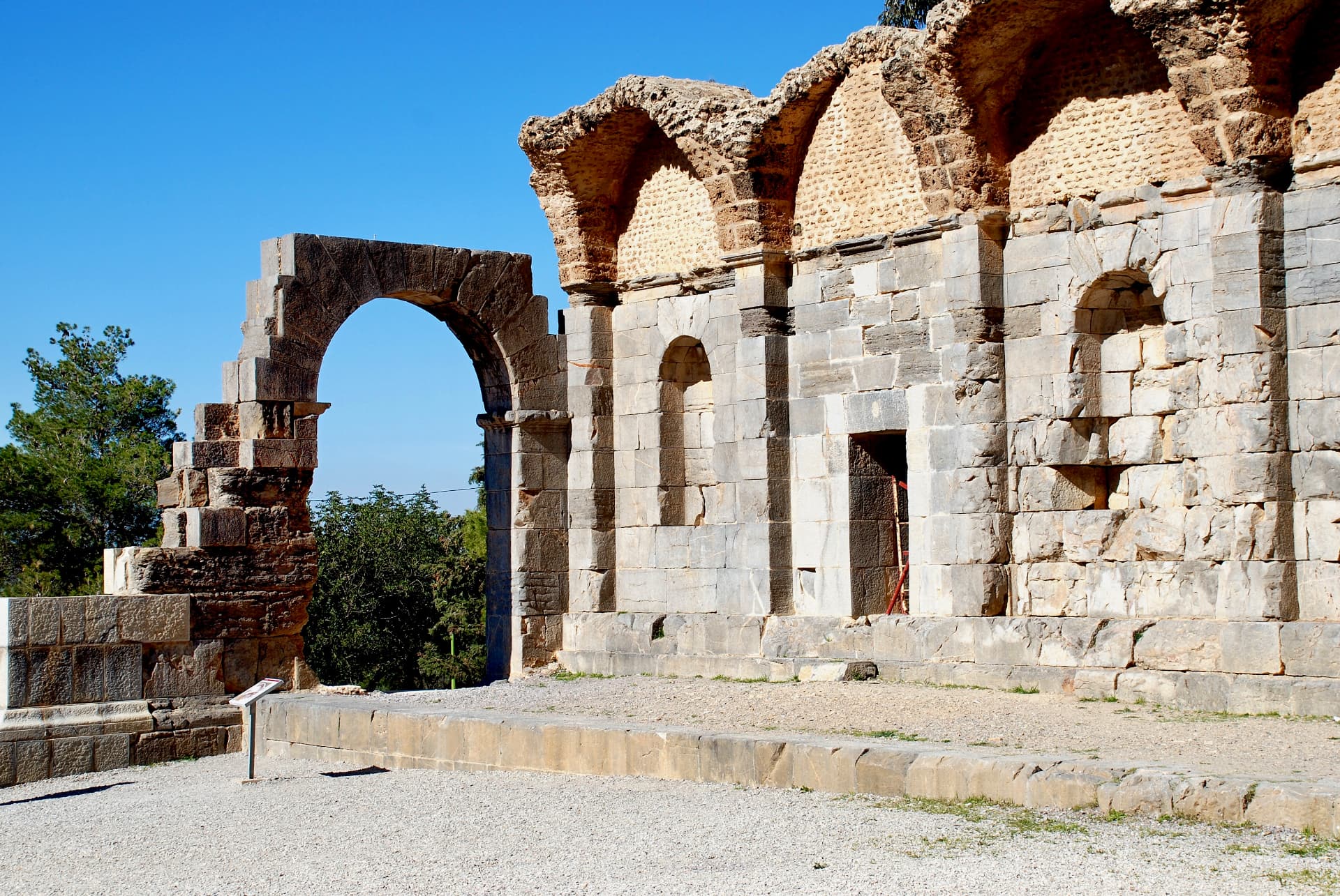 Ruine des Wassertempels mit Rundbogen und Nischen