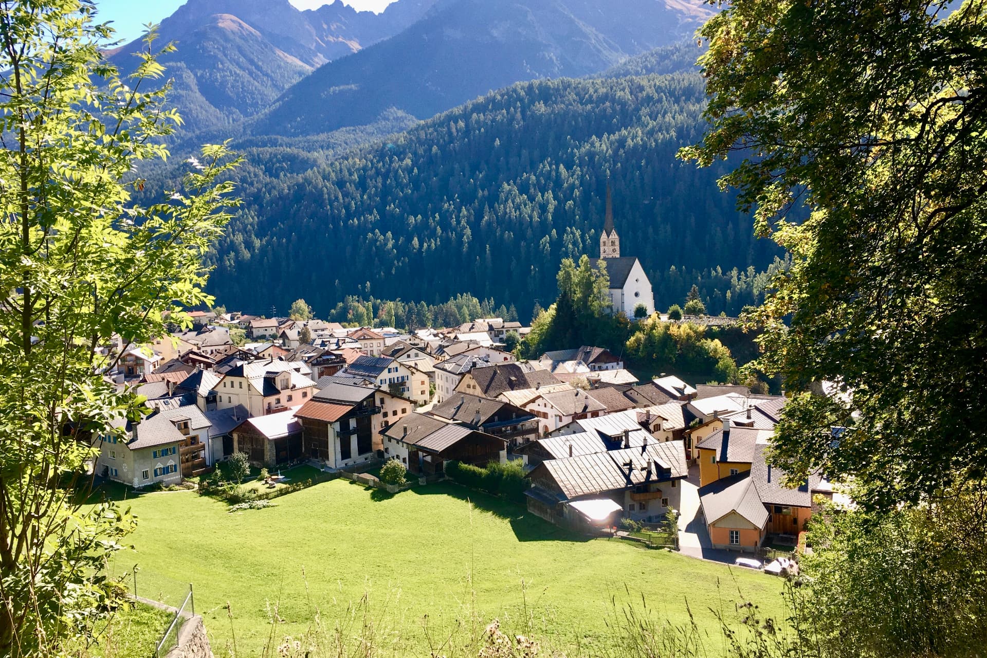 Blick über den alten Dorfteil von Scuol zur Kirche