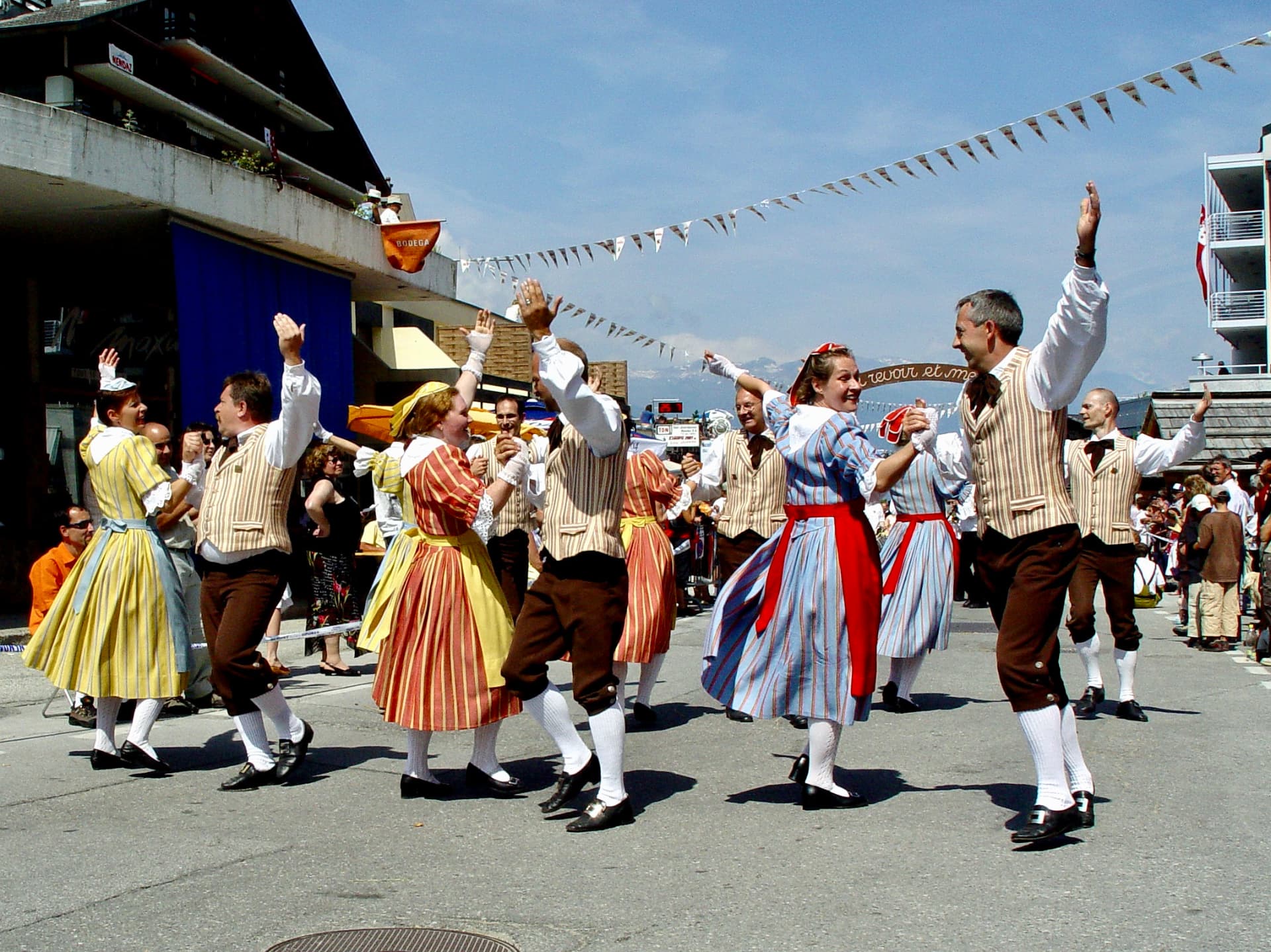 Trachtentanzgruppe beim traditionellen Paartanz vor dem Publikum