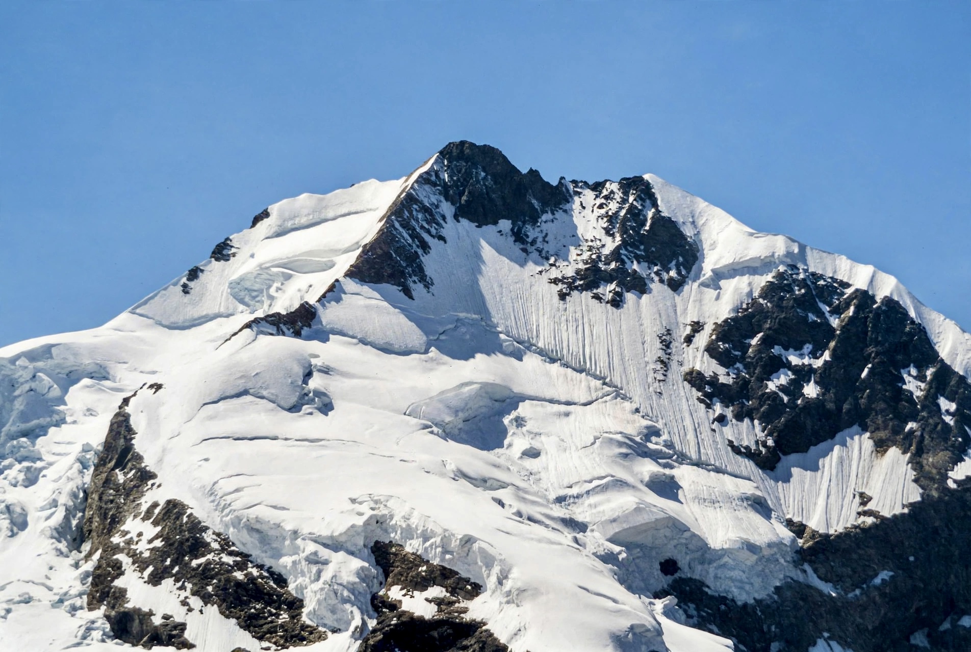 Eingeschneiter Gipfel mit hängendem Gletscher