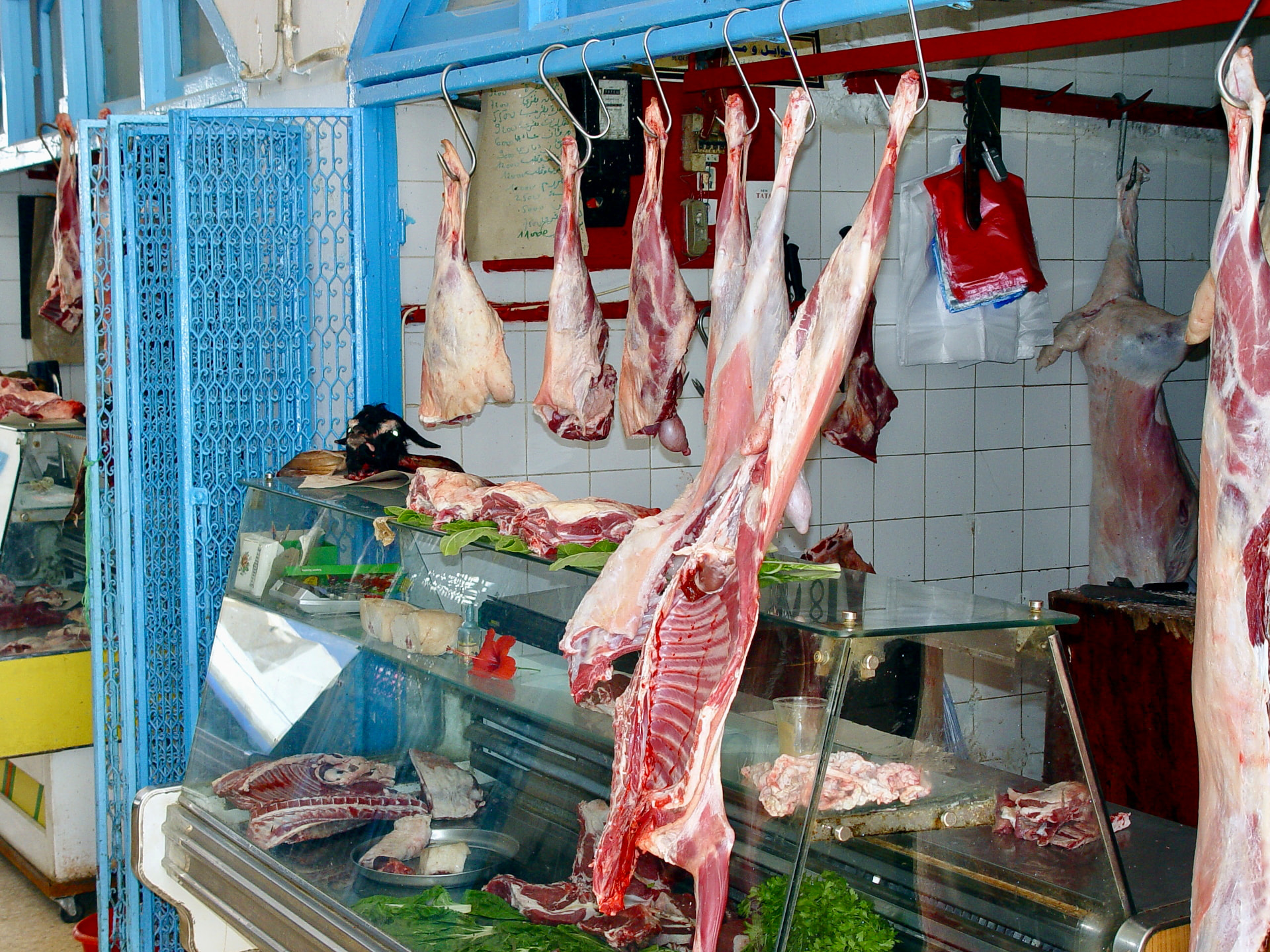 Schafhälften über der gefüllten Vitrine