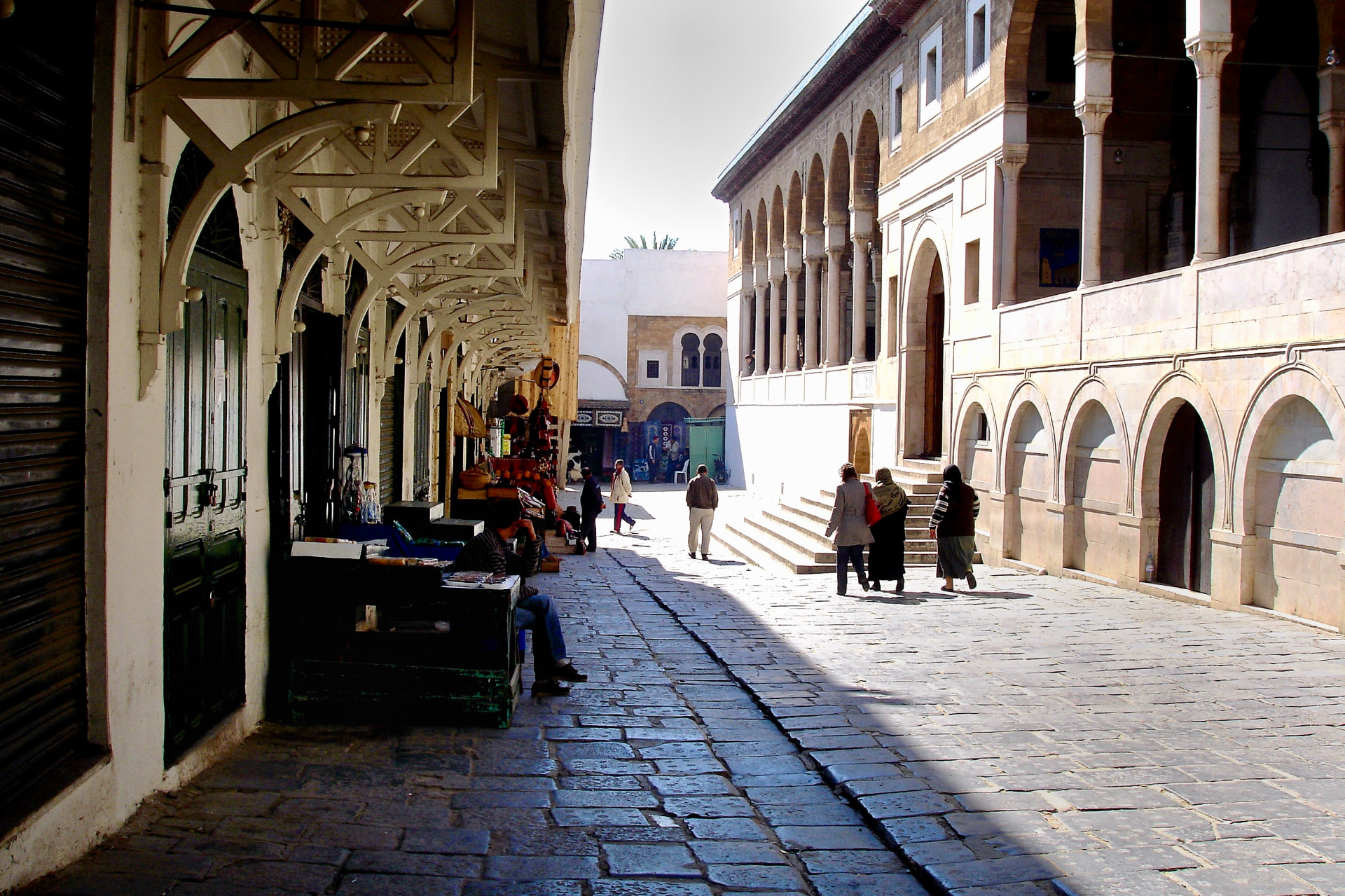 Arkadengänge im Souk der Medina