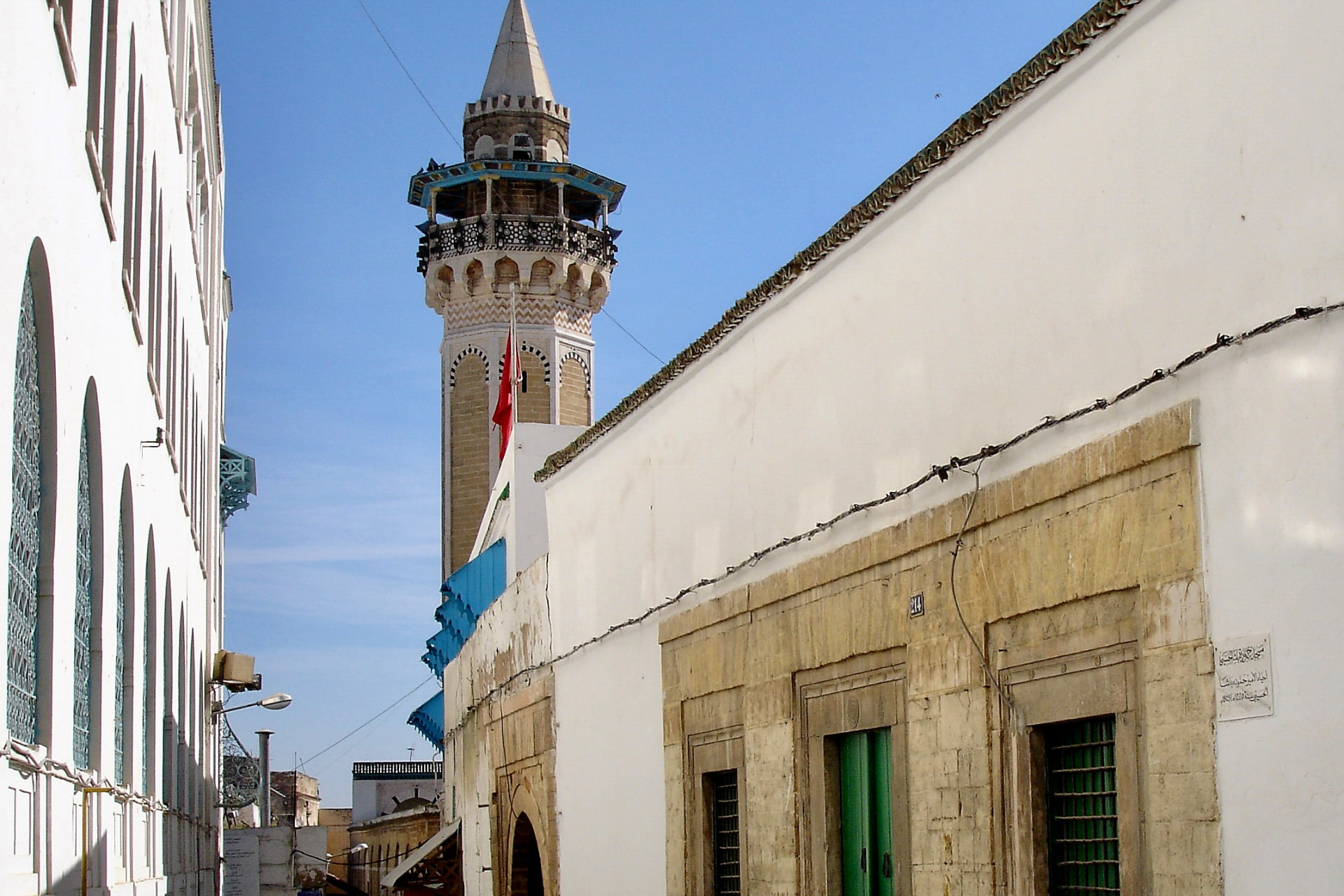 Minarett über den Gassen der Medina