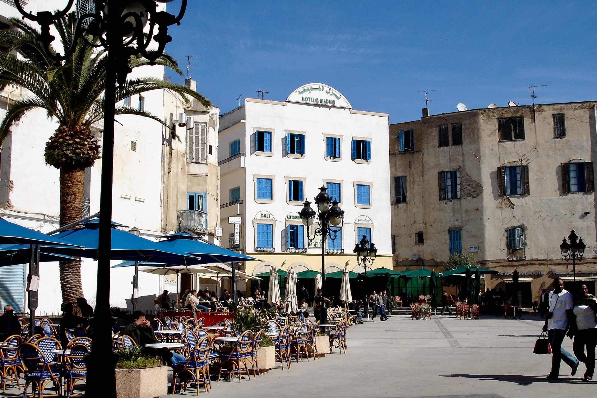 Caféterrassen am Platz vor der Medina von Tunis
