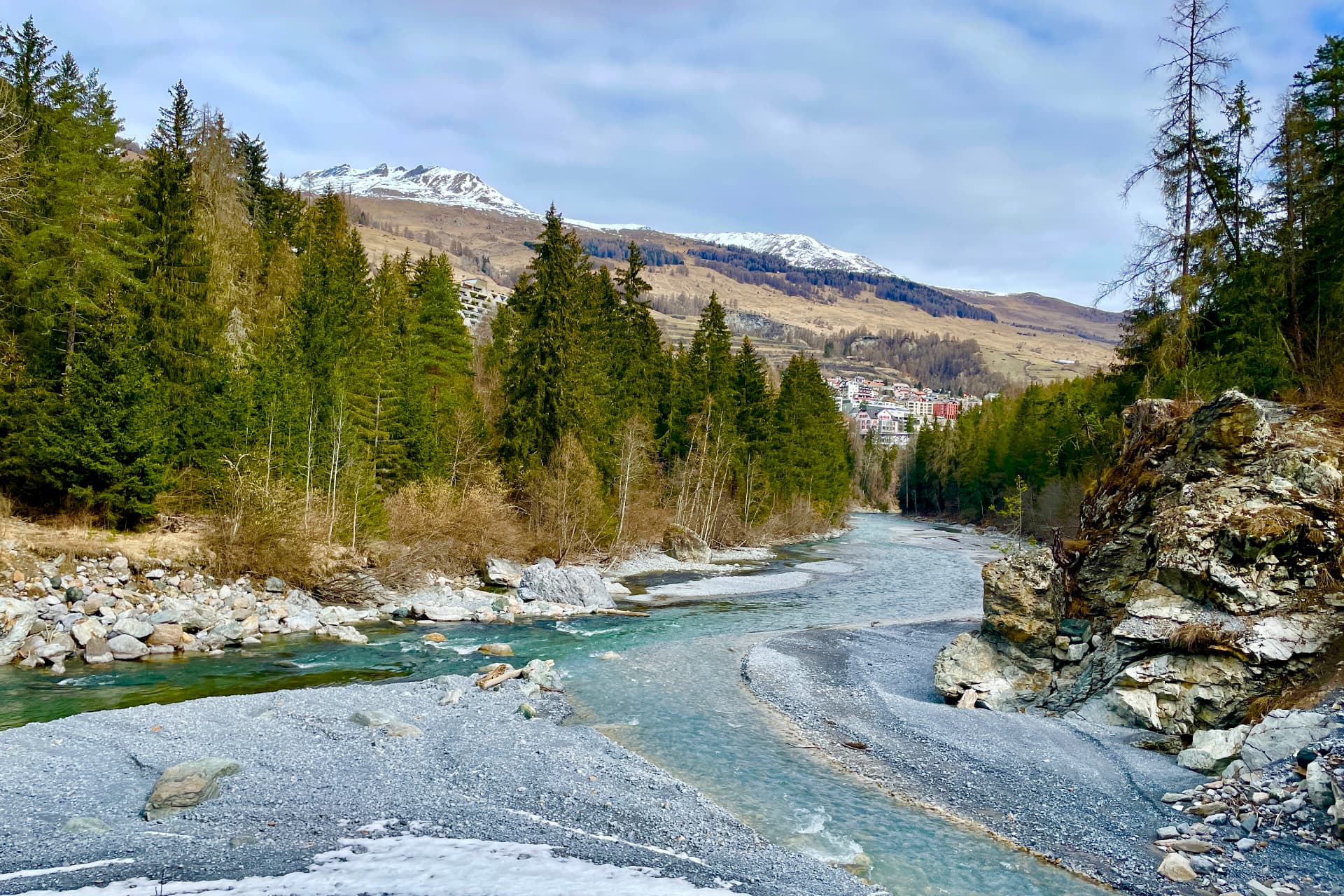 Klares, türkisfarbenes Wasser im Inn bei Scuol